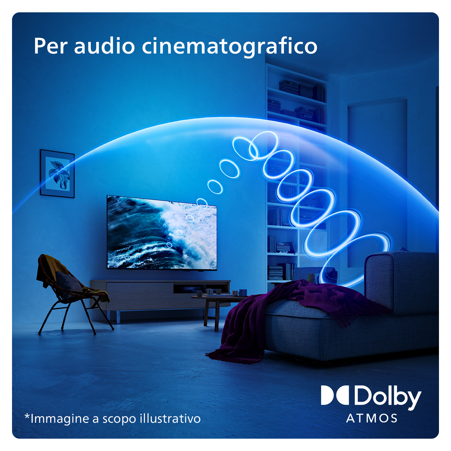 Salon z telewizorem, sofą i krzesłem. Niebieska fala dźwiękowa emanuje z telewizora. Widoczne logo Dolby Atmos.