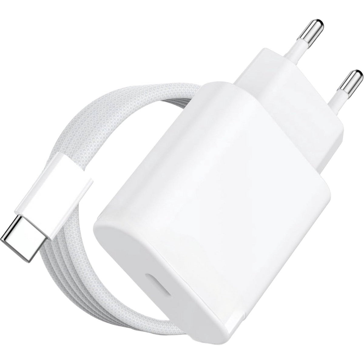 Witte telefoonlader met een USB-C-kabel. De lader heeft twee pinnen en ligt op een wit oppervlak.