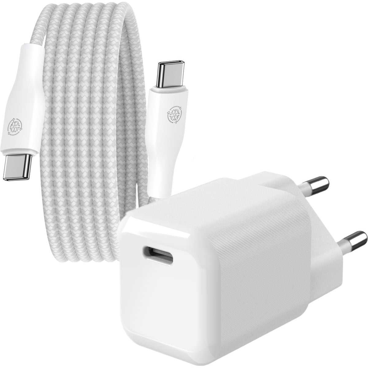 Een witte USB-C-oplader set. Het bevat een voedingsadapter, een gevlochten kabel en twee USB-C-connectoren, allemaal in wit.