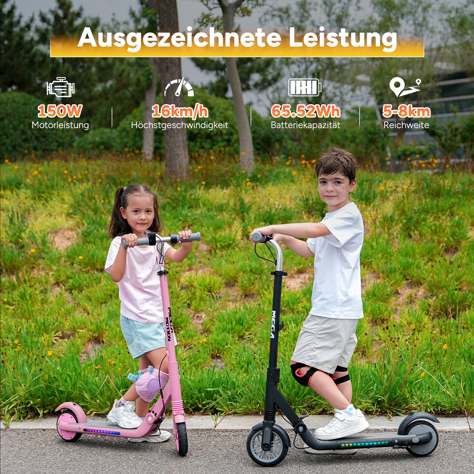 Zwei Kinder auf Elektrorollern. Das Mädchen hat einen rosa Roller, der Junge einen schwarzen. Grünes Gras im Hintergrund.