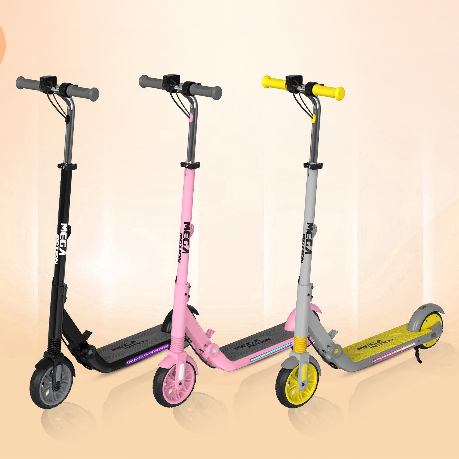 Trzy hulajnogi elektryczne: czarna, różowa i szara z żółtymi akcentami. Każda ma markę 'MEGA MOTION' na kierownicy. Tło jest jasno pomarańczowe.