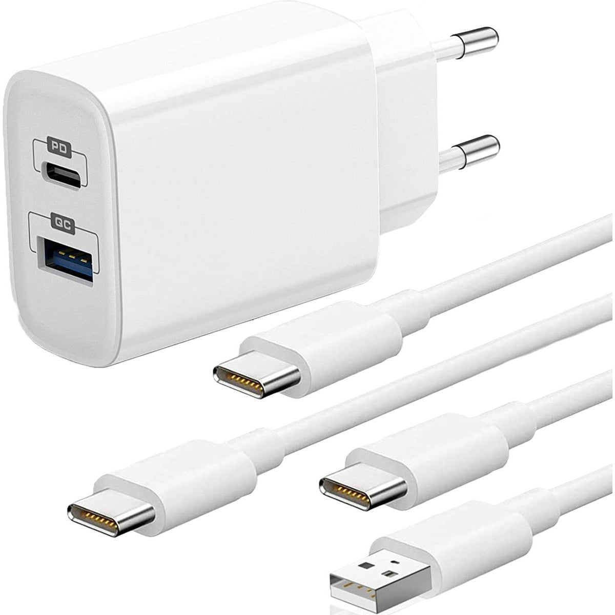 Een witte oplader met USB-C-kabels en een USB-A-kabel. De oplader heeft twee poorten met de labels PD en QC.