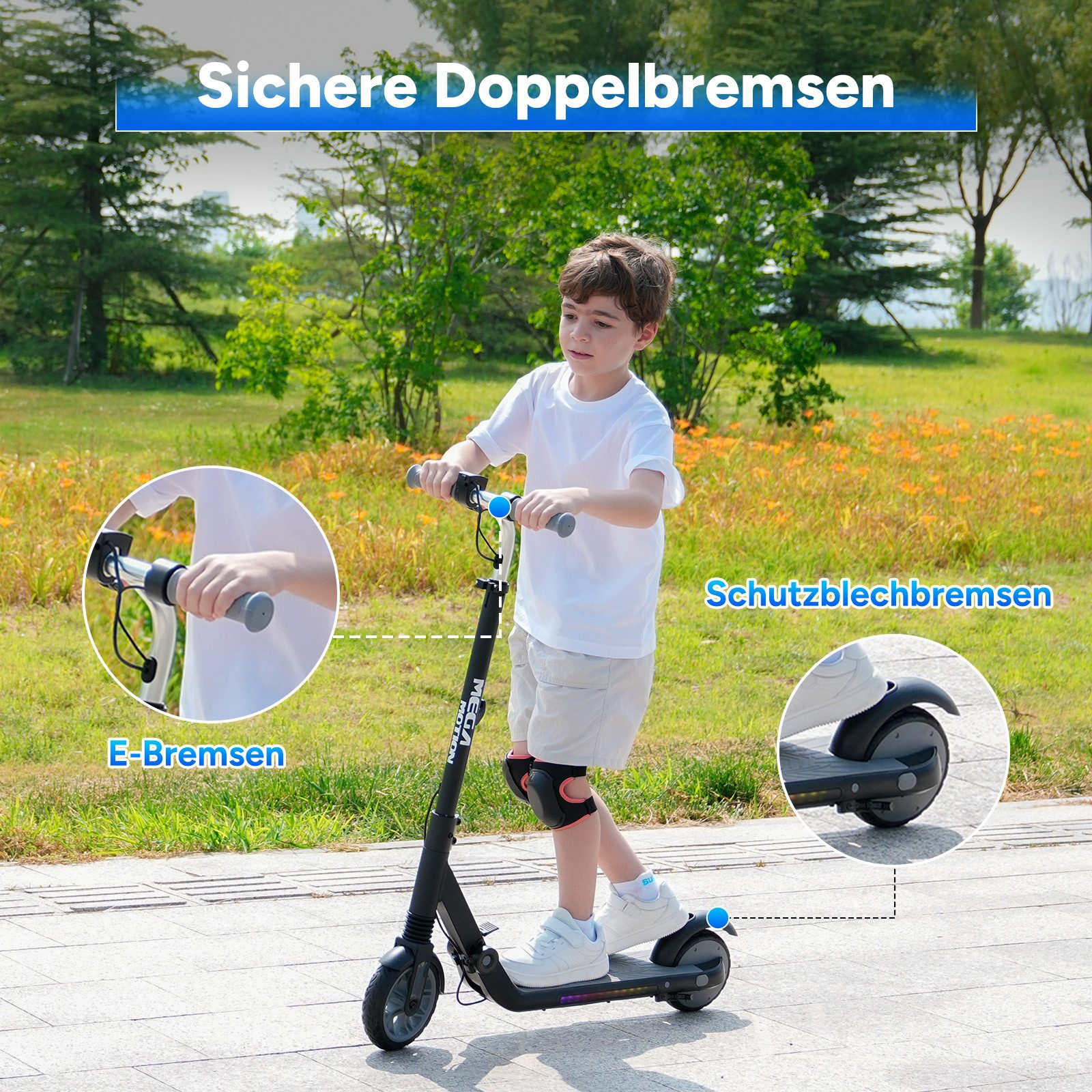 Ein Junge fährt auf einem schwarzen Roller auf einem Gehweg. Der Roller hat blaue Akzente, und der Junge trägt ein weißes Hemd und Shorts.