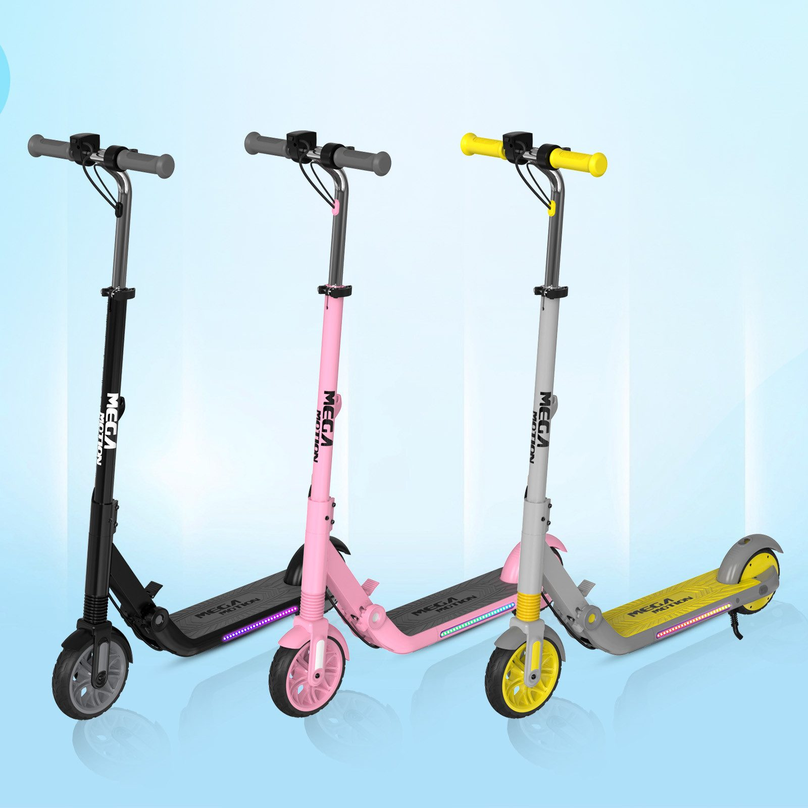 Trzy hulajnogi elektryczne: czarna, różowa i szara. Każda ma logo 'MEGA MOTION', z czarnymi oponami i pokładami. Żółta kierownica na szarej.