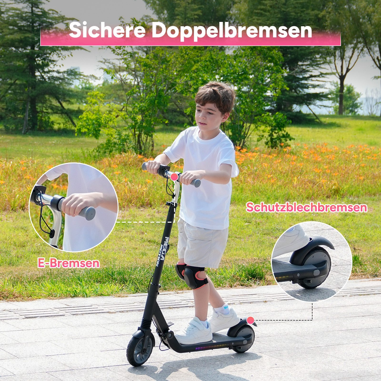 Ein Junge fährt mit einem schwarzen Roller auf einem Pfad. Er trägt ein weißes Hemd, Shorts und Knieschützer. Bäume und Blumen sind im Hintergrund.