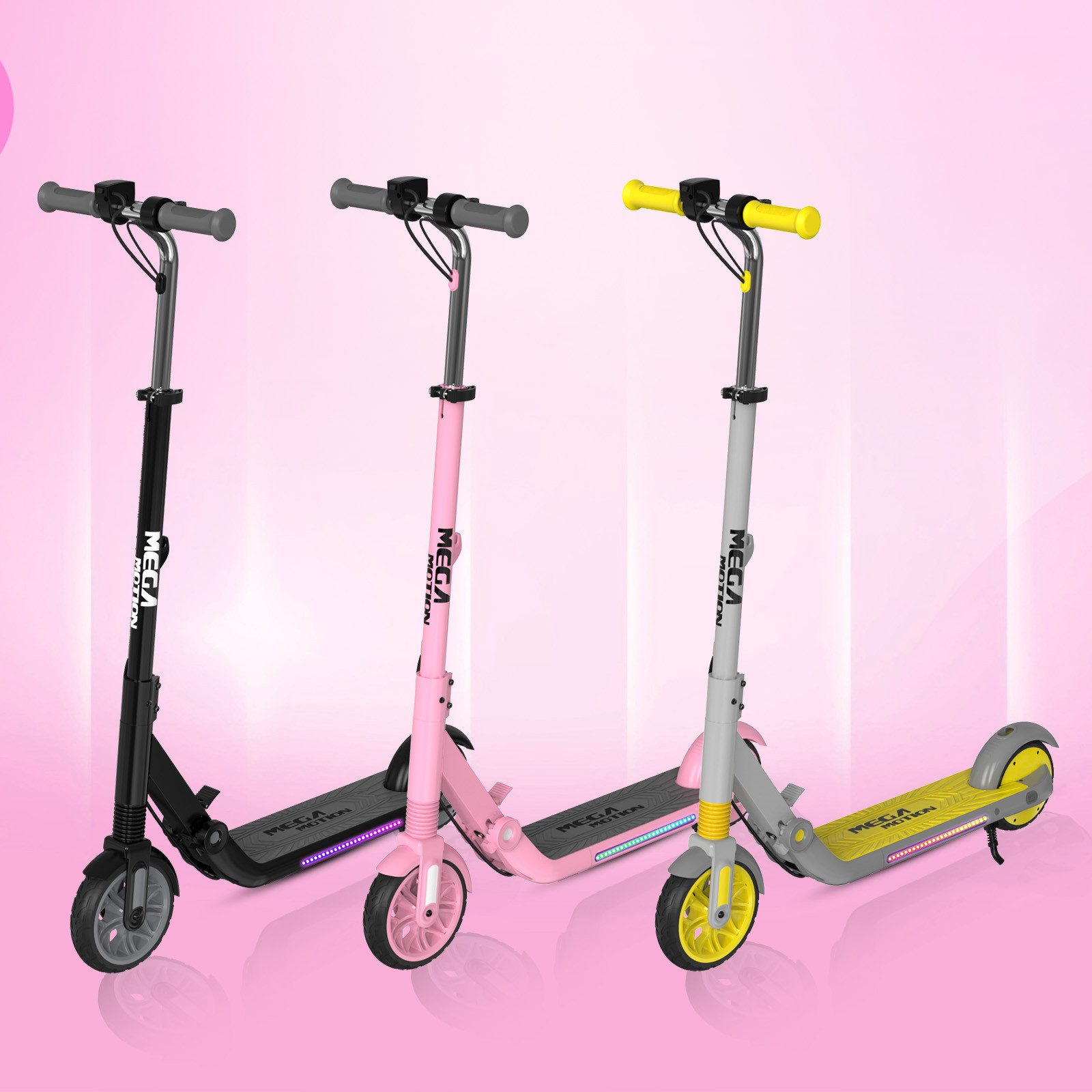 Trzy hulajnogi: czarna, różowa i szara z żółtymi akcentami. Wszystkie mają logo 'MEGA MOTION'. Tło to różowy gradient.