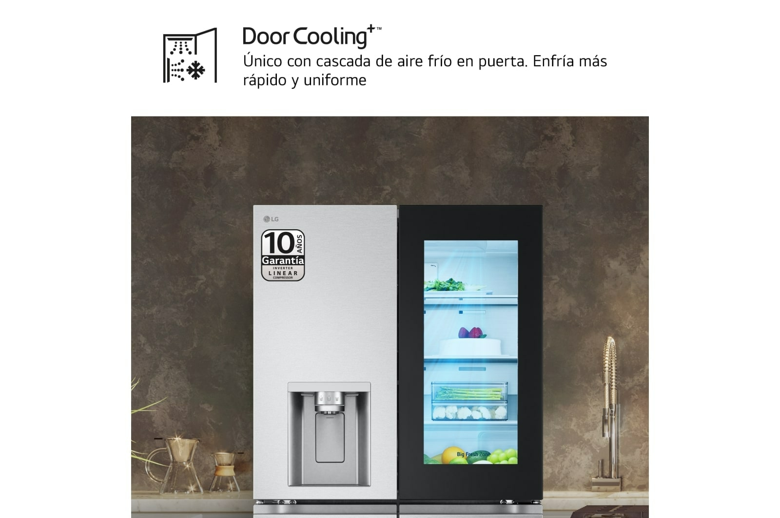 Pokazano nowoczesną lodówkę, ze stalowymi drzwiami i szklanymi drzwiami pokazującymi wnętrze. Wyświetlany jest tekst Door Cooling+.