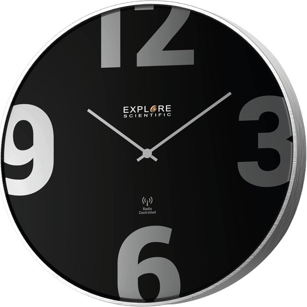Un orologio nero con lancette e numeri argentati. Il marchio Explore Scientific è visibile, insieme a un logo di controllo radio.