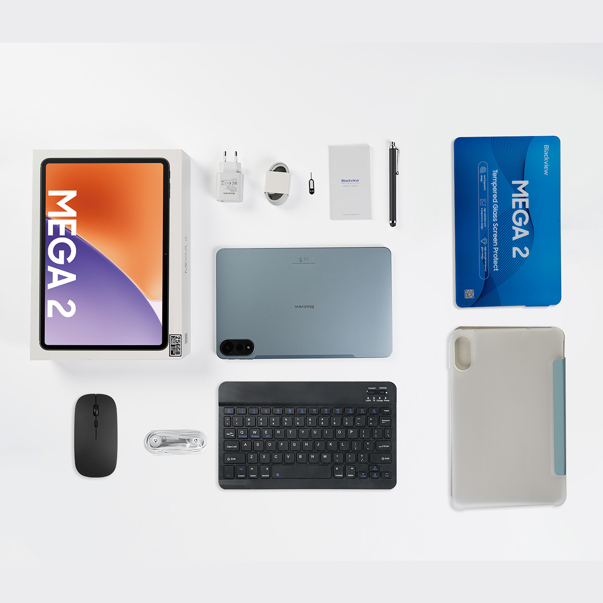 Ein Tablet, eine Tastatur, eine Maus, ein Ladegerät und ein Displayschutz sind auf einer weißen Oberfläche angeordnet. Auf der Tablet-Box steht MEGA 2.