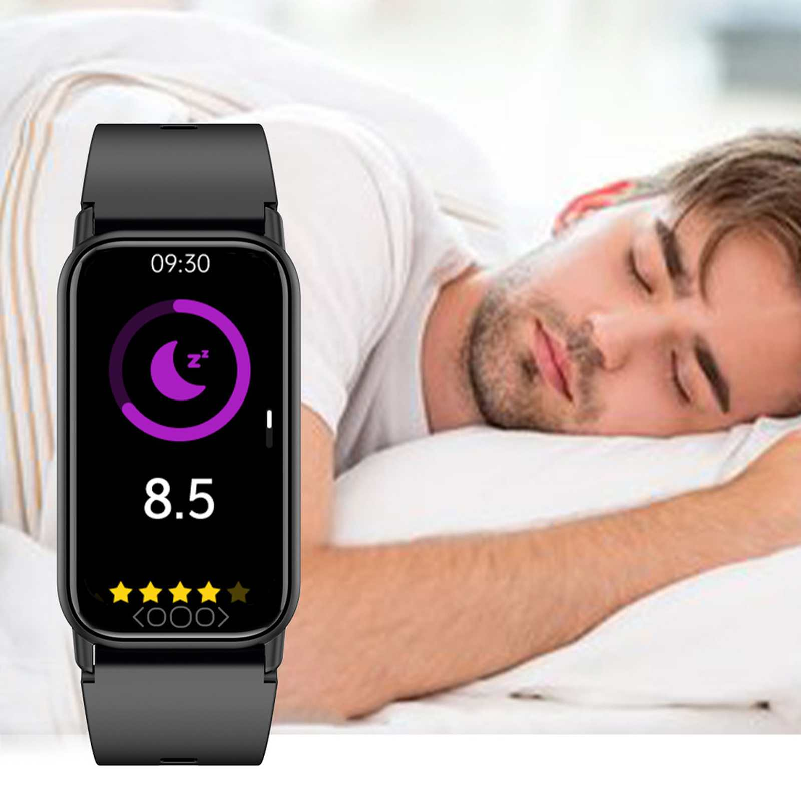 Ein Mann schläft neben einer Smartwatch, die Schlafdaten anzeigt, darunter eine Bewertung von 8,5, ein Mondsymbol und fünf Sterne.