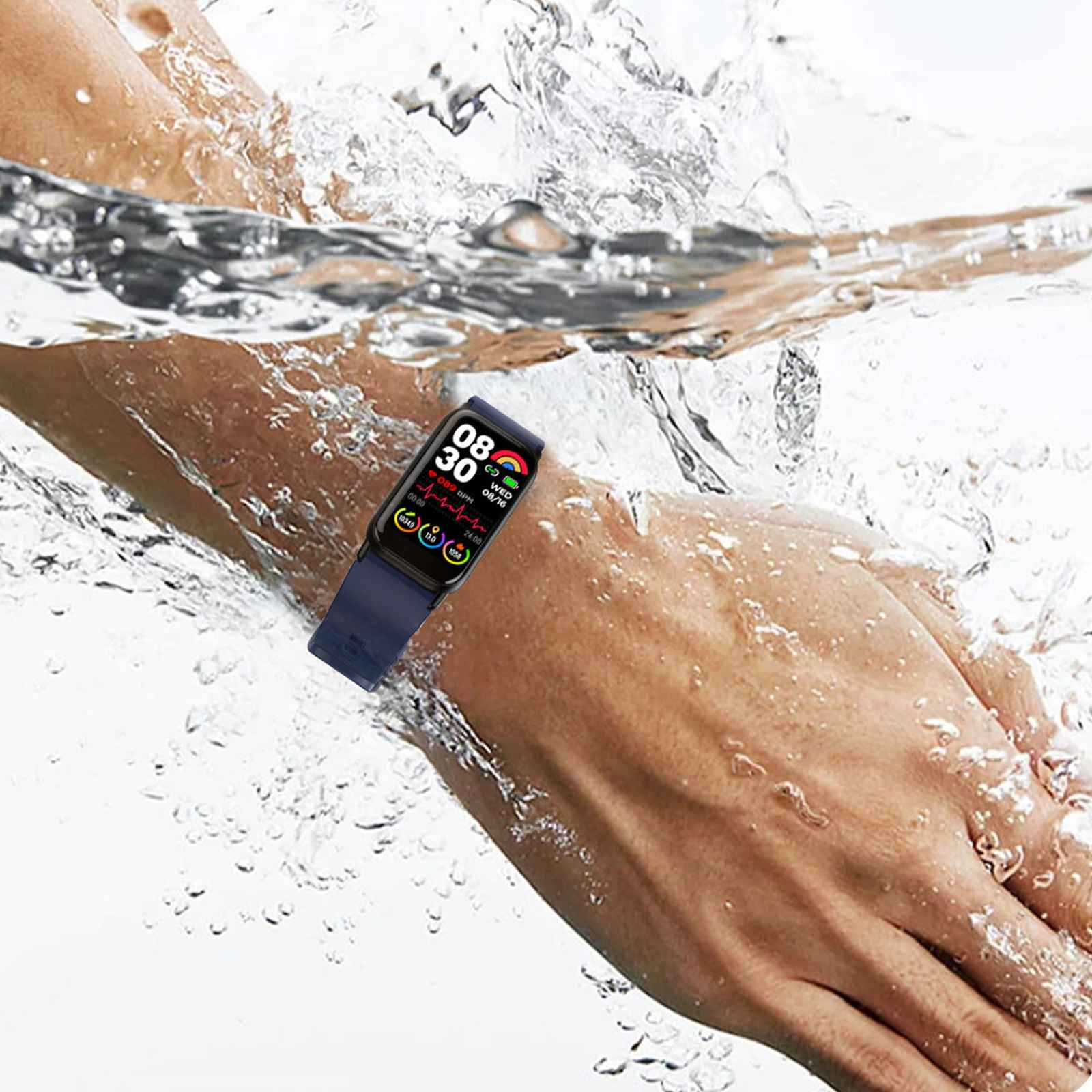 Ein Arm mit einer blauen Smartwatch im Wasser. Wasser fließt über den Arm. Die Uhr zeigt Zeit und Gesundheitsdaten an.