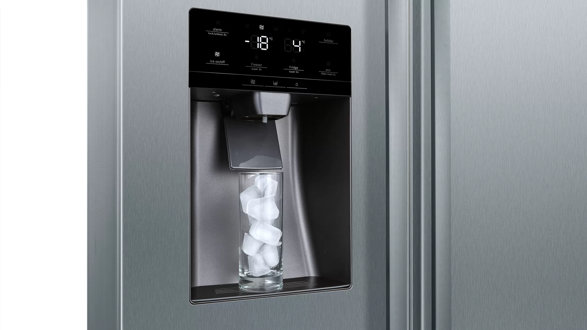 Un frigorifero in acciaio inossidabile con display digitale. Un bicchiere è riempito di cubetti di ghiaccio, l'erogatore è sotto il display.