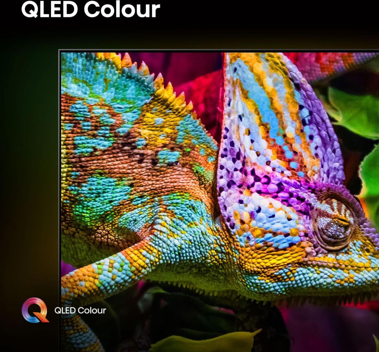 Wyświetlany jest kolorowy kameleon, z żywymi odcieniami niebieskiego, żółtego i fioletowego. Jest umieszczony na ciemnym tle.