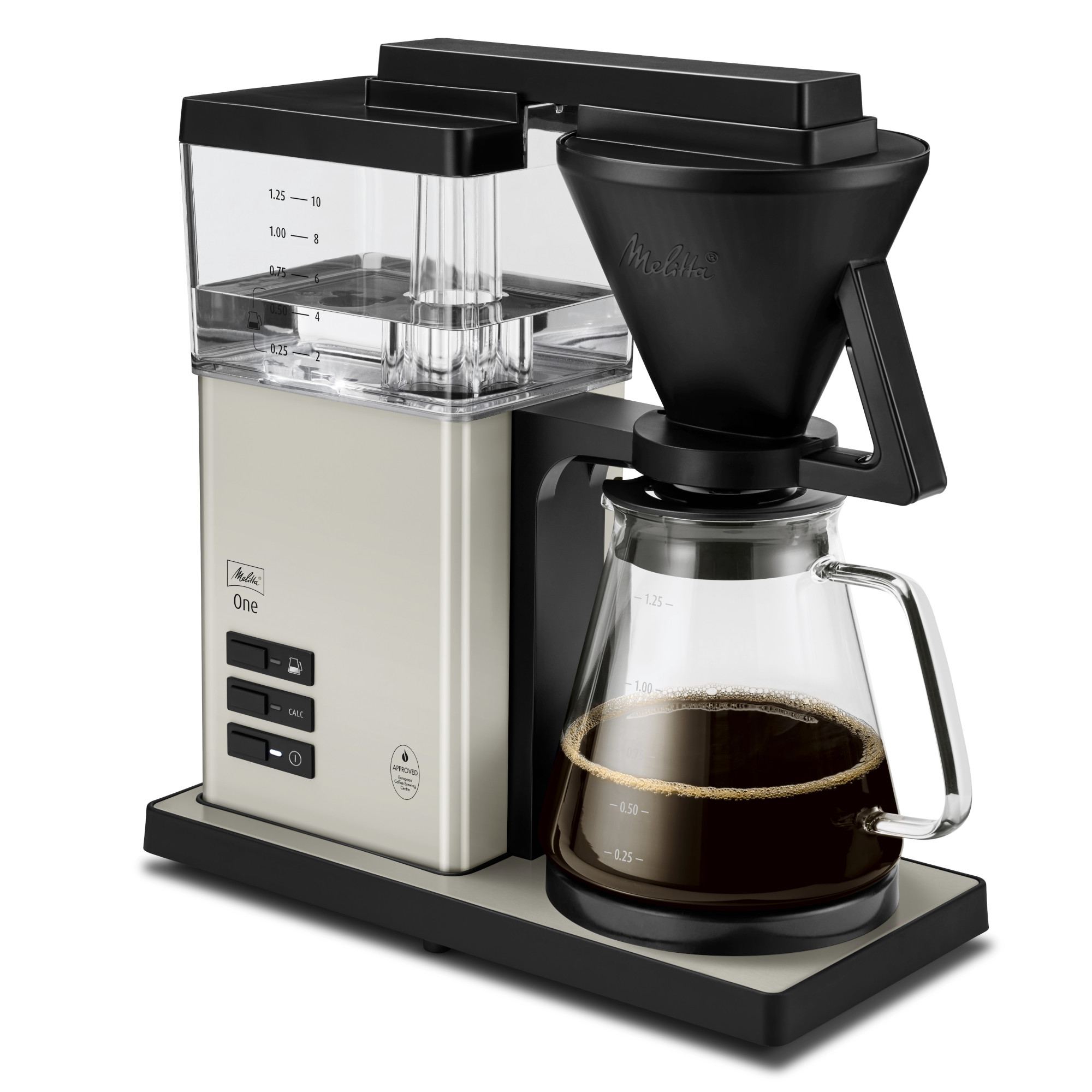 Melitta Kaffeemaschine. Beiges Gehäuse, schwarzer Filter und Oberteil. Glaskaraffe mit Kaffee. Wasserbehälter links.