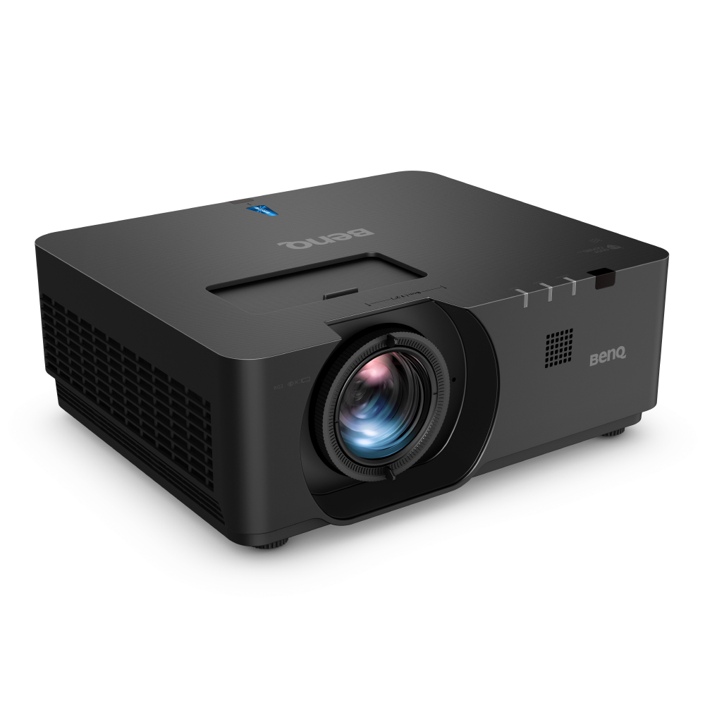 Un projecteur BenQ noir sur une surface blanche. L'objectif est proéminent, et le logo est visible en haut et sur le côté.