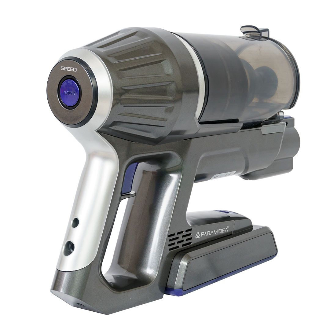 Un aspirapolvere portatile. Corpo grigio e argento con contenitore polvere trasparente. Pulsante blu 'SPEED'.