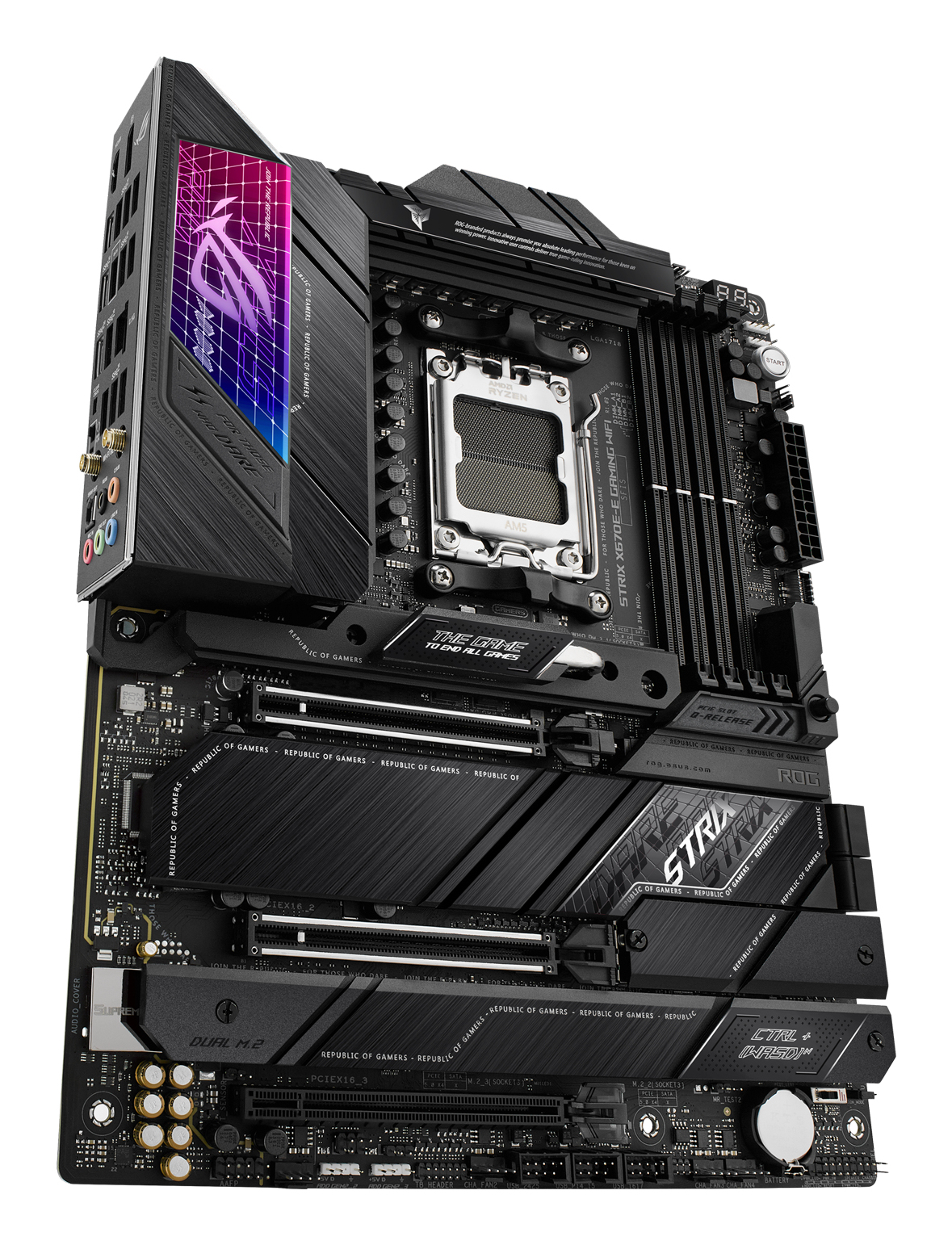 Una scheda madre per computer nera e argentata con vari componenti, tra cui slot, porte e il logo ROG.