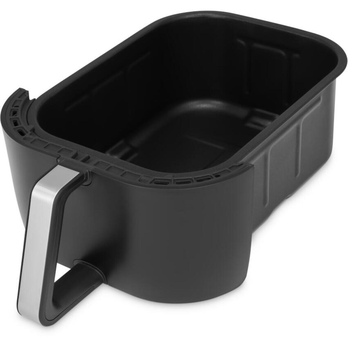 Een zwarte airfryer mand met een zilveren handvat. De mand is leeg, de binnenkant is zichtbaar. De achtergrond is wit.