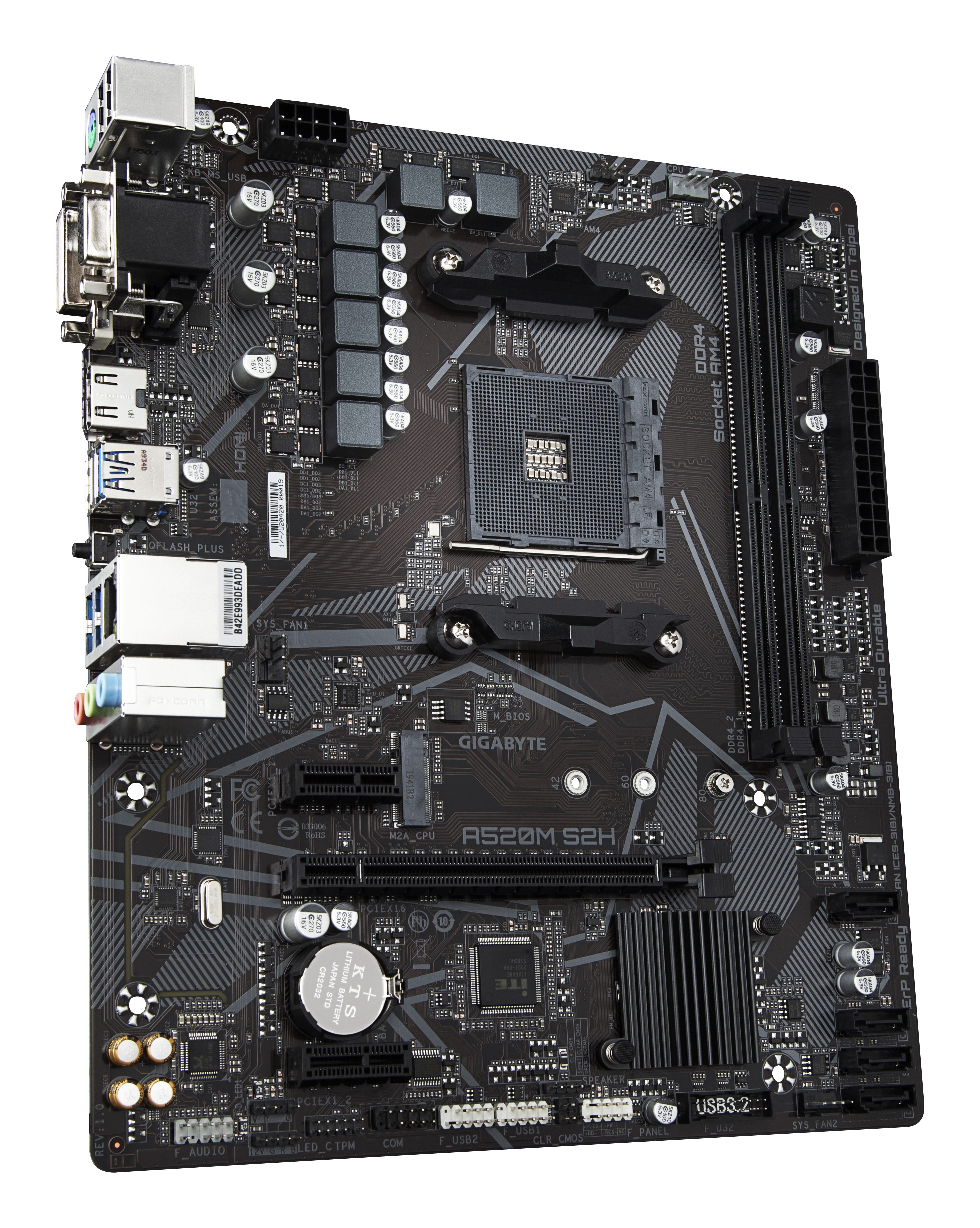 Ein schwarzes Gigabyte A520M S2H-Motherboard mit verschiedenen Komponenten und Anschlüssen, isoliert auf Weiß.