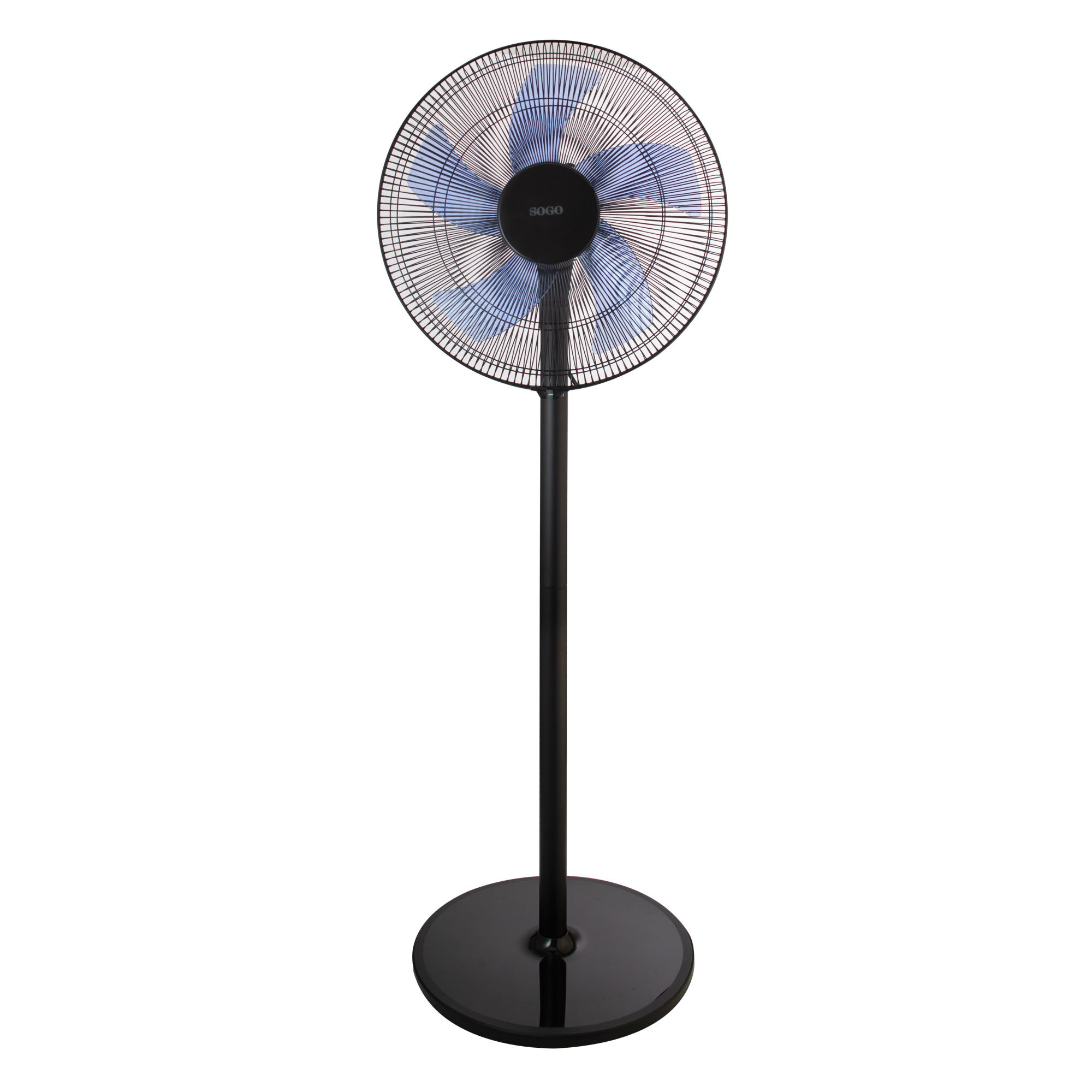 Ventilador de pie negro SOGO sobre fondo blanco. Aspas azules. Base y cabezal circulares. Poste recto.