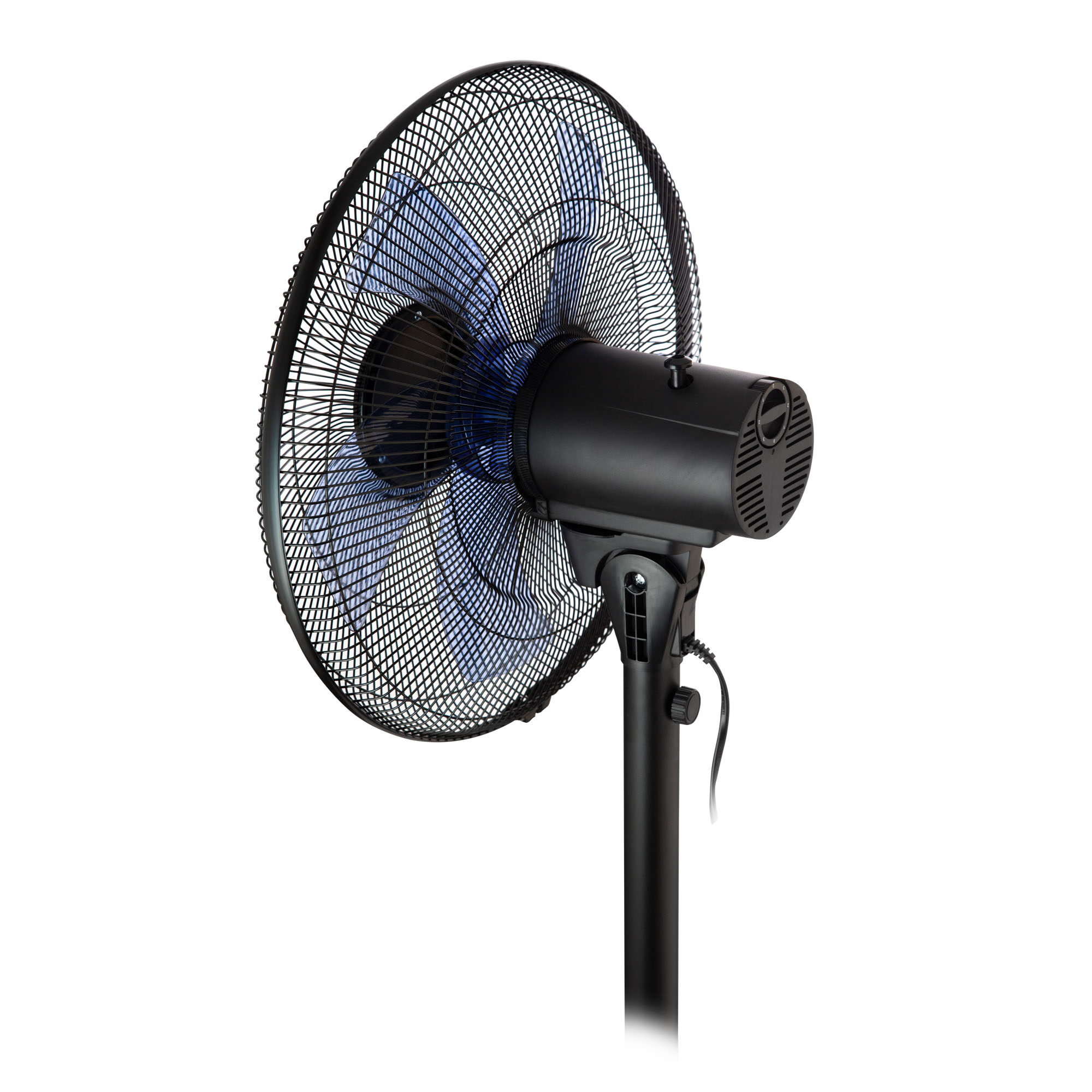 Un ventilador de pie negro con aspas azules dentro de la jaula, sobre un fondo blanco. El ventilador está ligeramente girado a la izquierda.