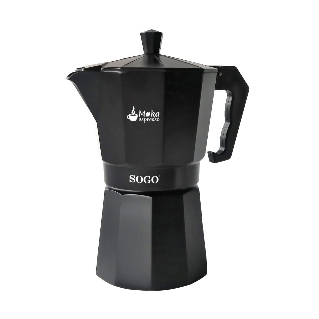 Una cafetera Moka espresso negra con la marca SOGO. Tiene un asa y una tapa con pomo. El fondo es blanco.