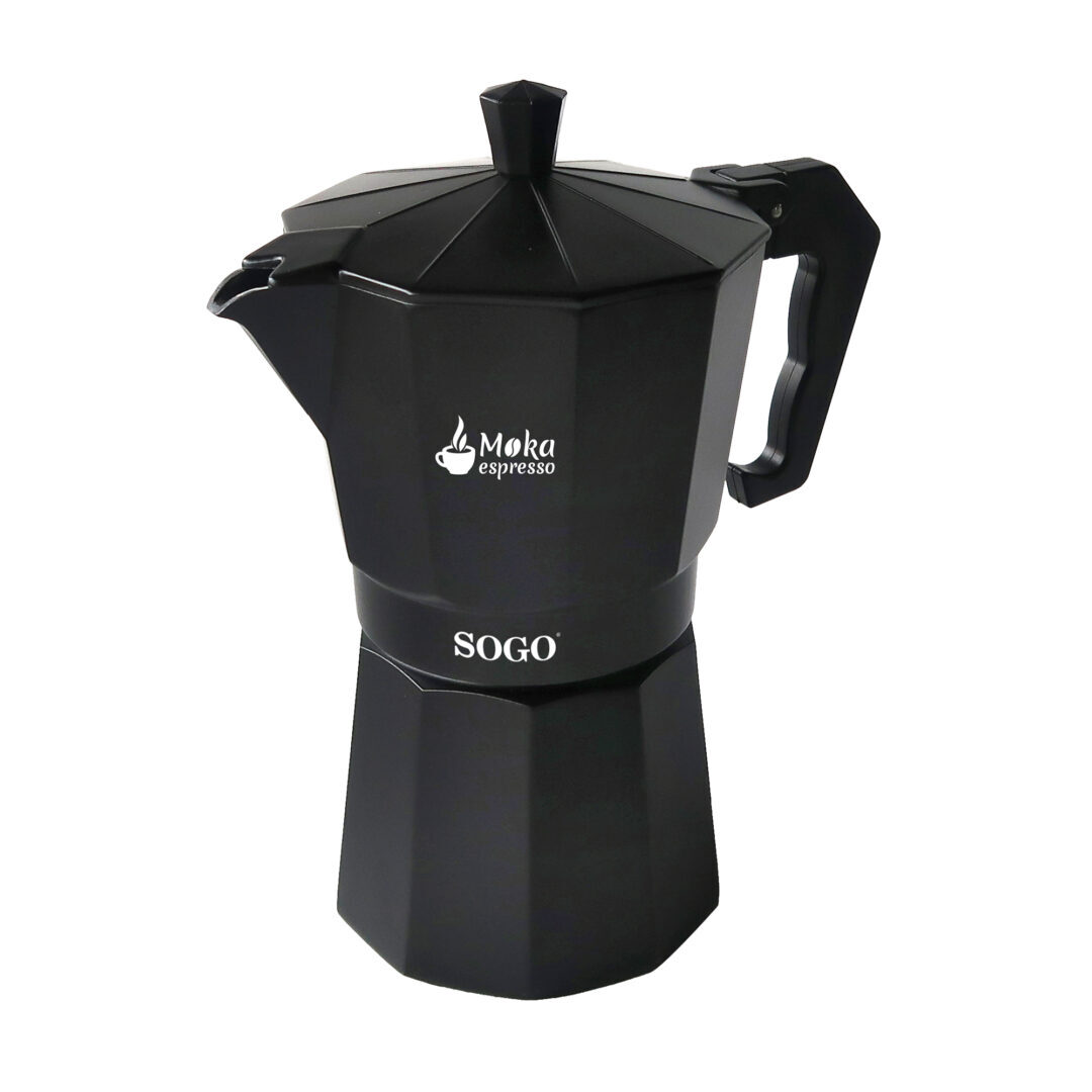 Una cafetera espresso negra con asa y tapa. La palabra "SOGO" está escrita en ella. También están impresas las palabras "Moka espresso".