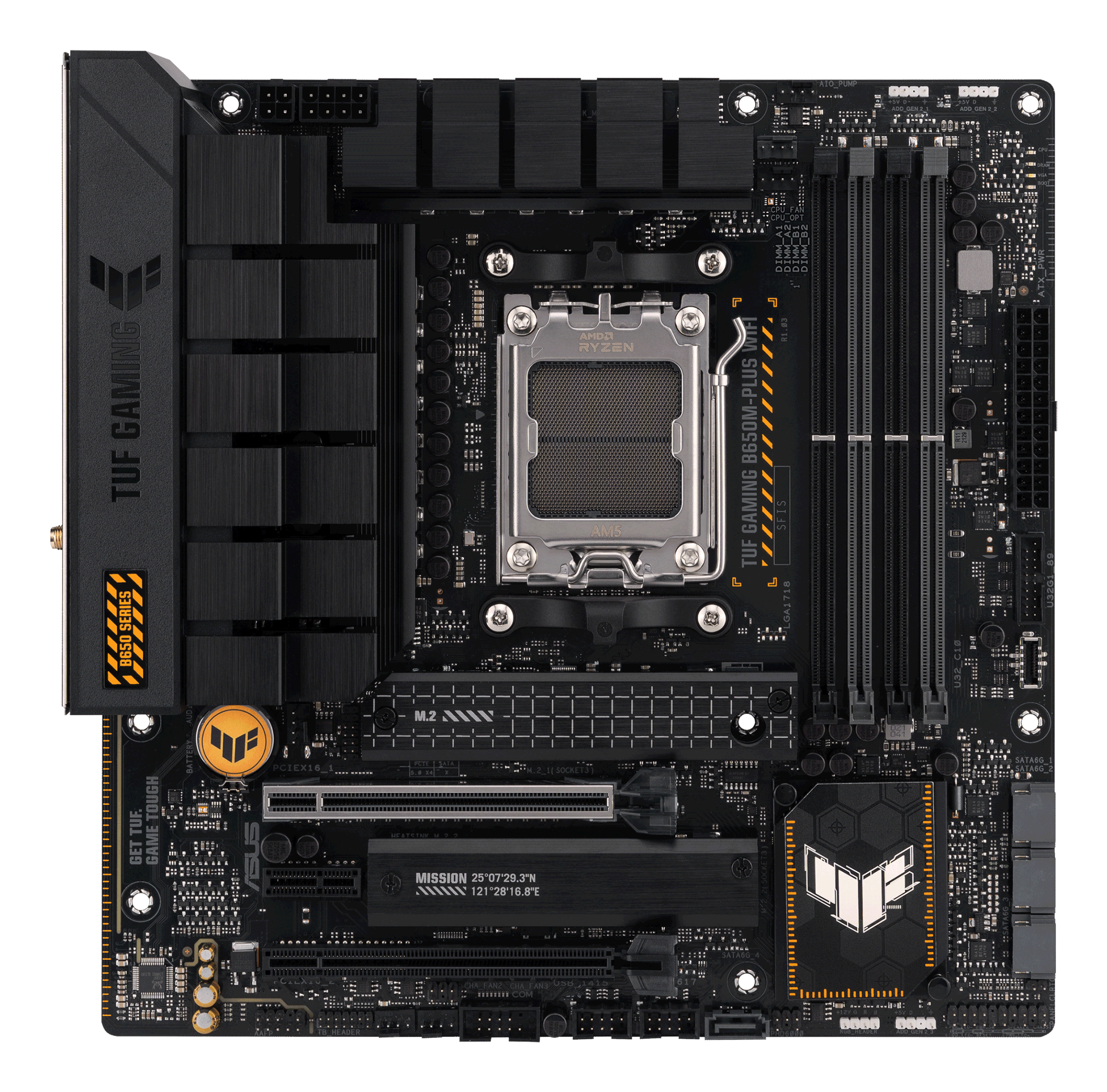 Ein schwarzes Motherboard mit verschiedenen Steckplätzen, Etiketten und einem AMD Ryzen-Prozessorsockel, mit orangefarbenen Akzenten.