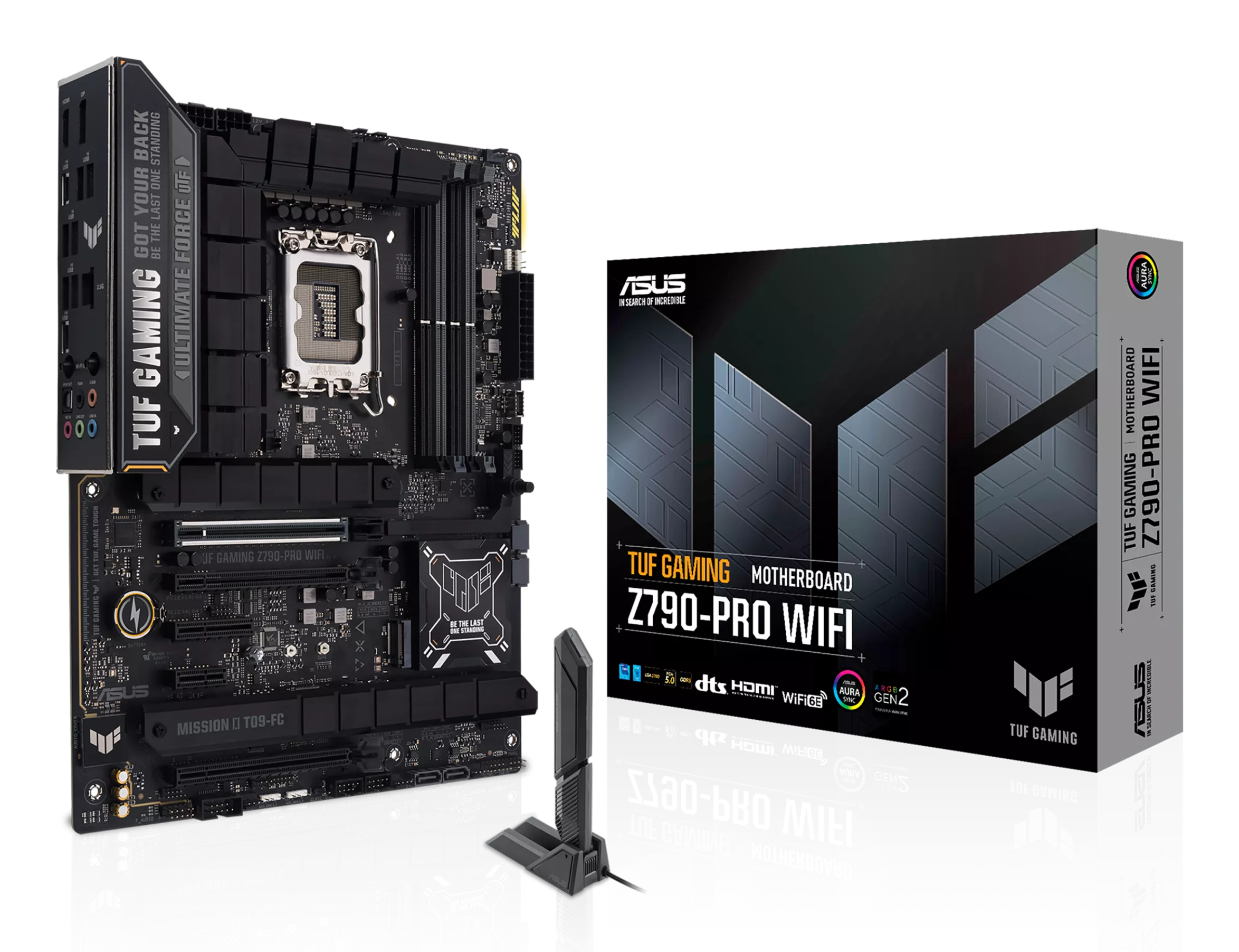 Una scheda madre ASUS TUF Gaming Z790-Pro Wifi, la sua scatola e un'antenna wifi sono esposte su una superficie bianca.