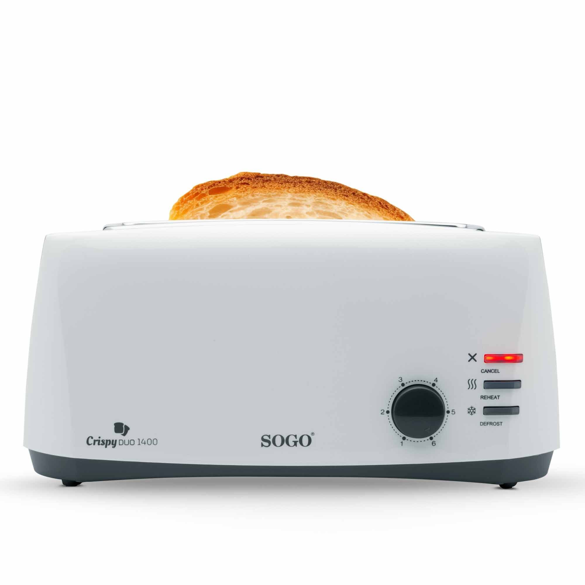 Tostadora SOGO blanca con una rebanada de pan tostado. Incluye un dial, botones y una luz roja.