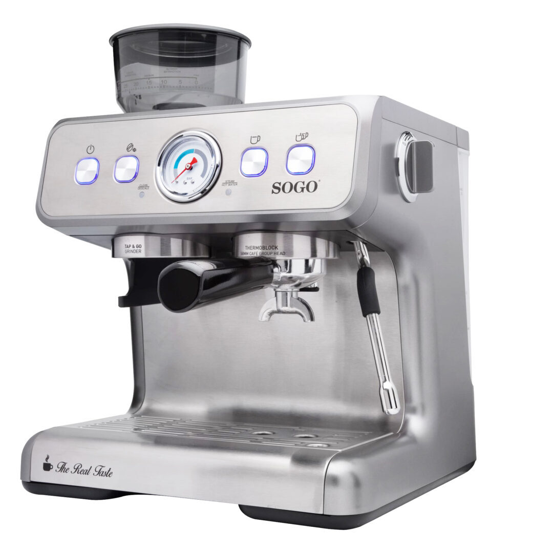 Máquina de espresso SOGO plateada. Tiene un indicador de nivel de agua, un manómetro y un portafiltro. La máquina está sobre un fondo blanco.