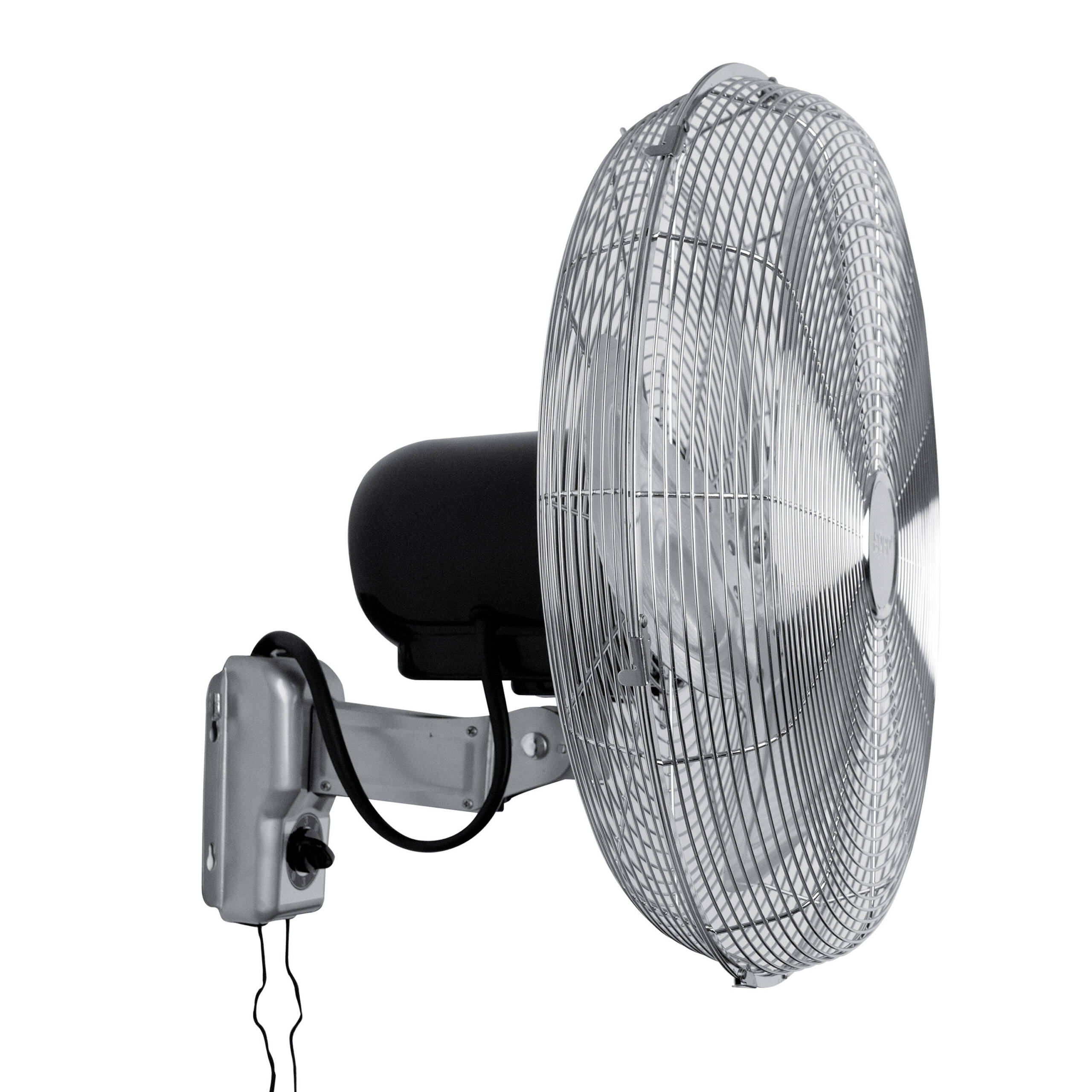 Un ventilador de pared con rejilla cromada y carcasa del motor negra. El ventilador está sobre un fondo blanco.