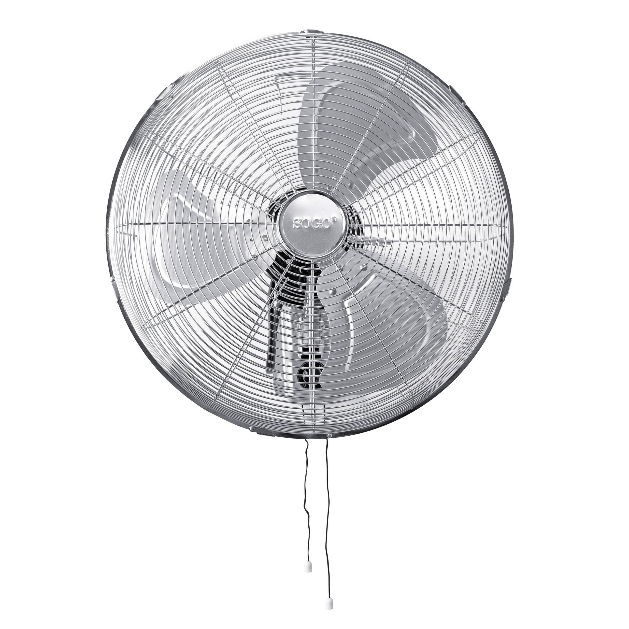 Un ventilador de pared plateado con tres aspas, protegido por una jaula de alambre, cuelga sobre un fondo blanco. Cuerdas negras cuelgan debajo.