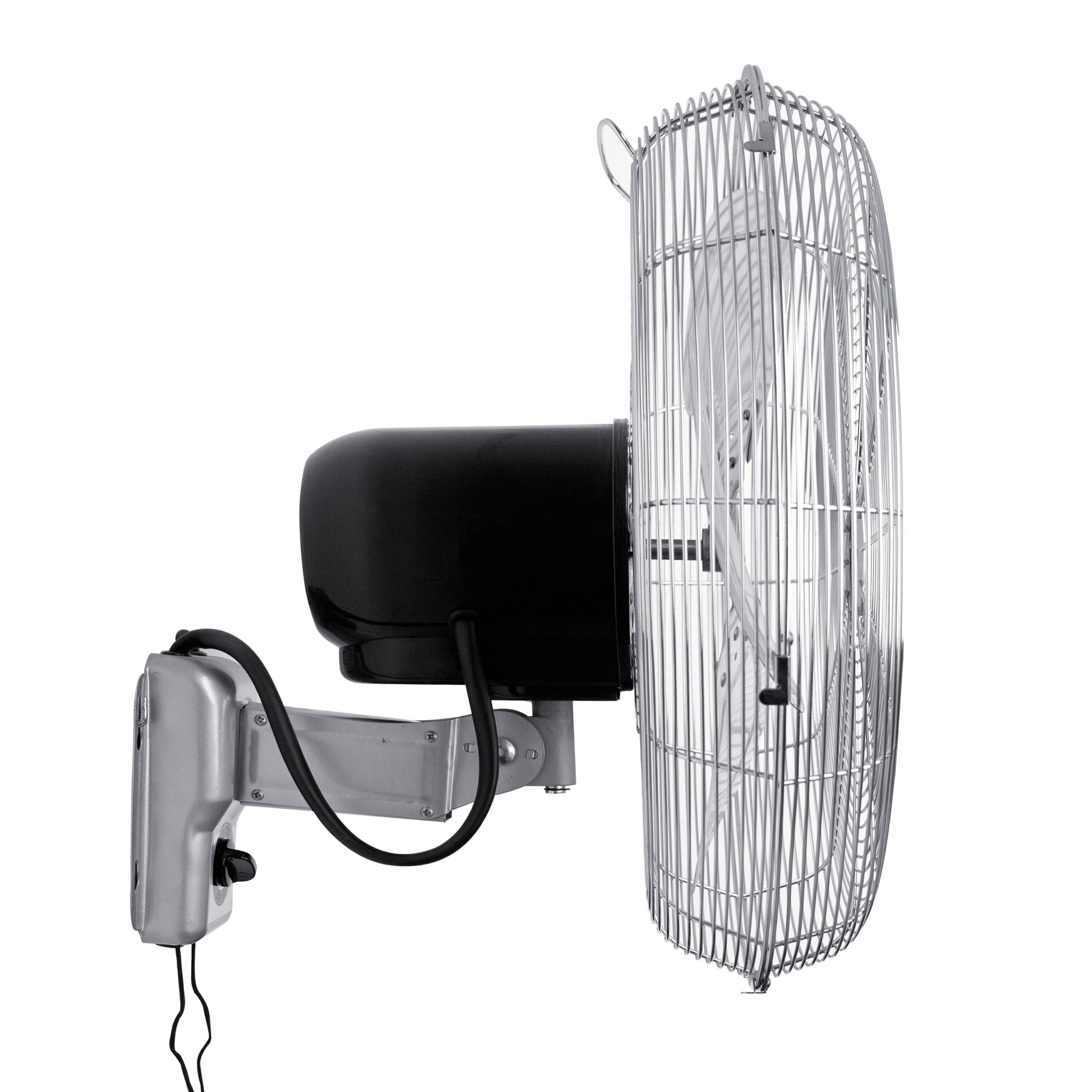 Un ventilador de pared con carcasa de motor negra, marco plateado y jaula protectora. El ventilador está sobre un fondo blanco.
