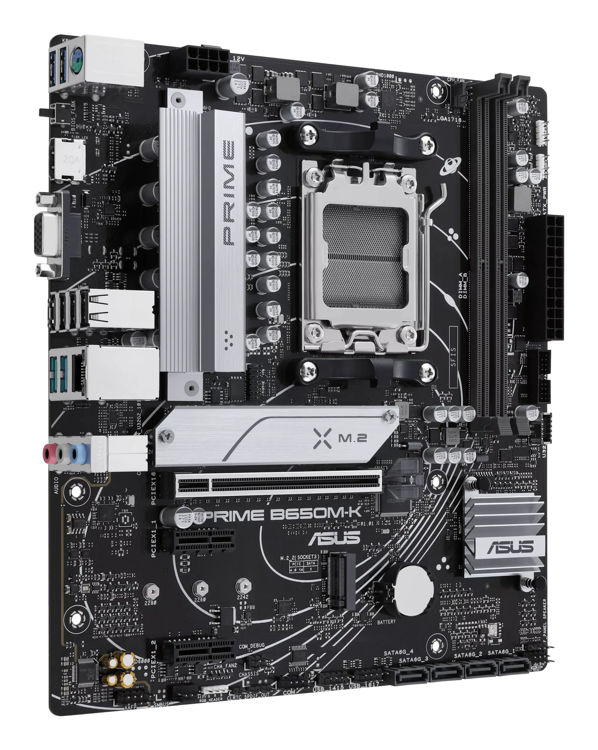 Ein schwarzes ASUS Prime B650M-K-Motherboard mit silbernen Komponenten. Verschiedene Anschlüsse sind sichtbar.