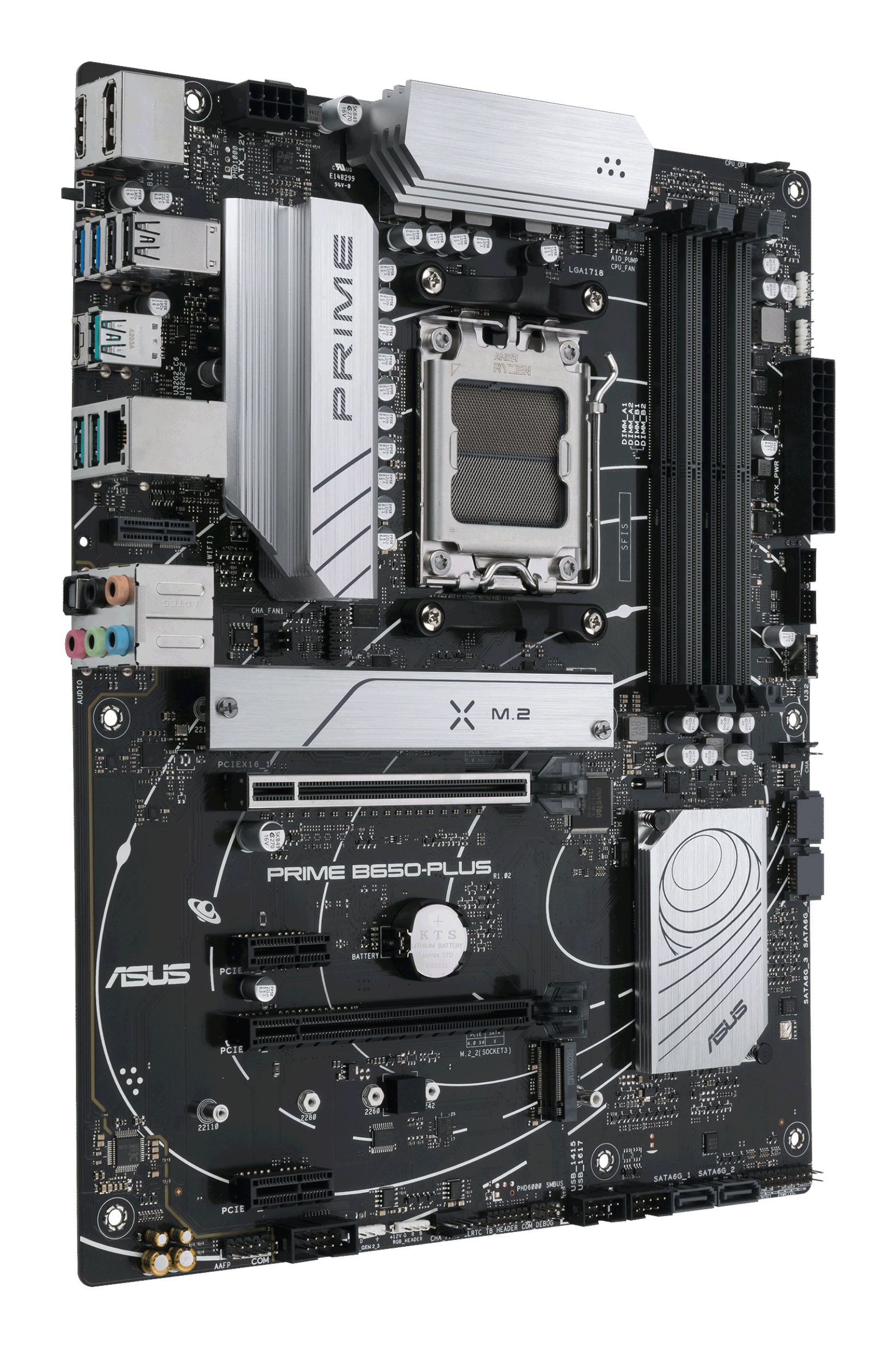 Een zwarte ASUS PRIME B650-PLUS moederbord met zilveren accenten. Voorzien van CPU-socket, RAM-slots en diverse poorten.