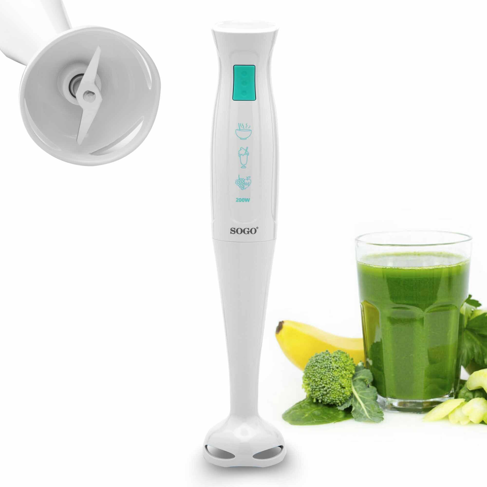 Un frullatore a immersione SOGO bianco. Un bicchiere di succo verde, broccoli, banana e spinaci. Testa del frullatore staccata.