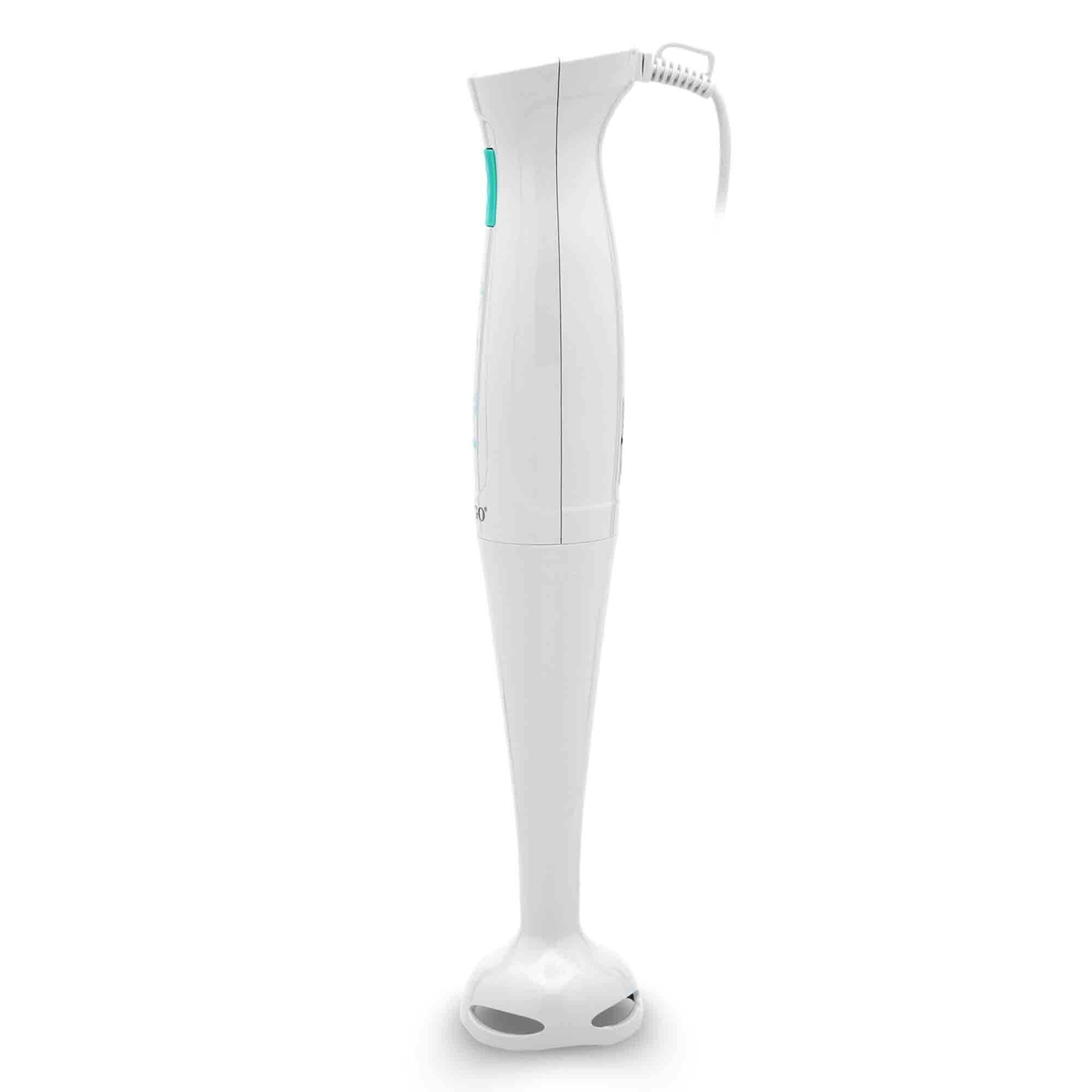 Un frullatore a immersione bianco con cavo di alimentazione. Ha un pulsante verde e un'impugnatura. Lo sfondo è bianco.