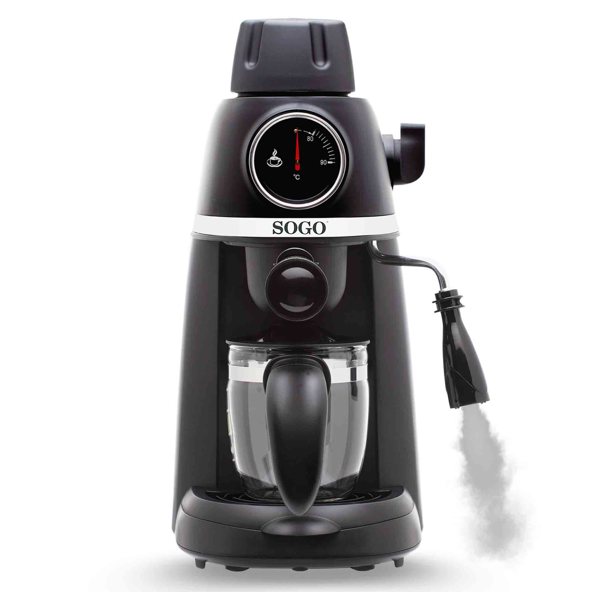 Máquina de espresso negra con una taza de vidrio, un indicador de temperatura, la marca Sogo y vapor saliendo.