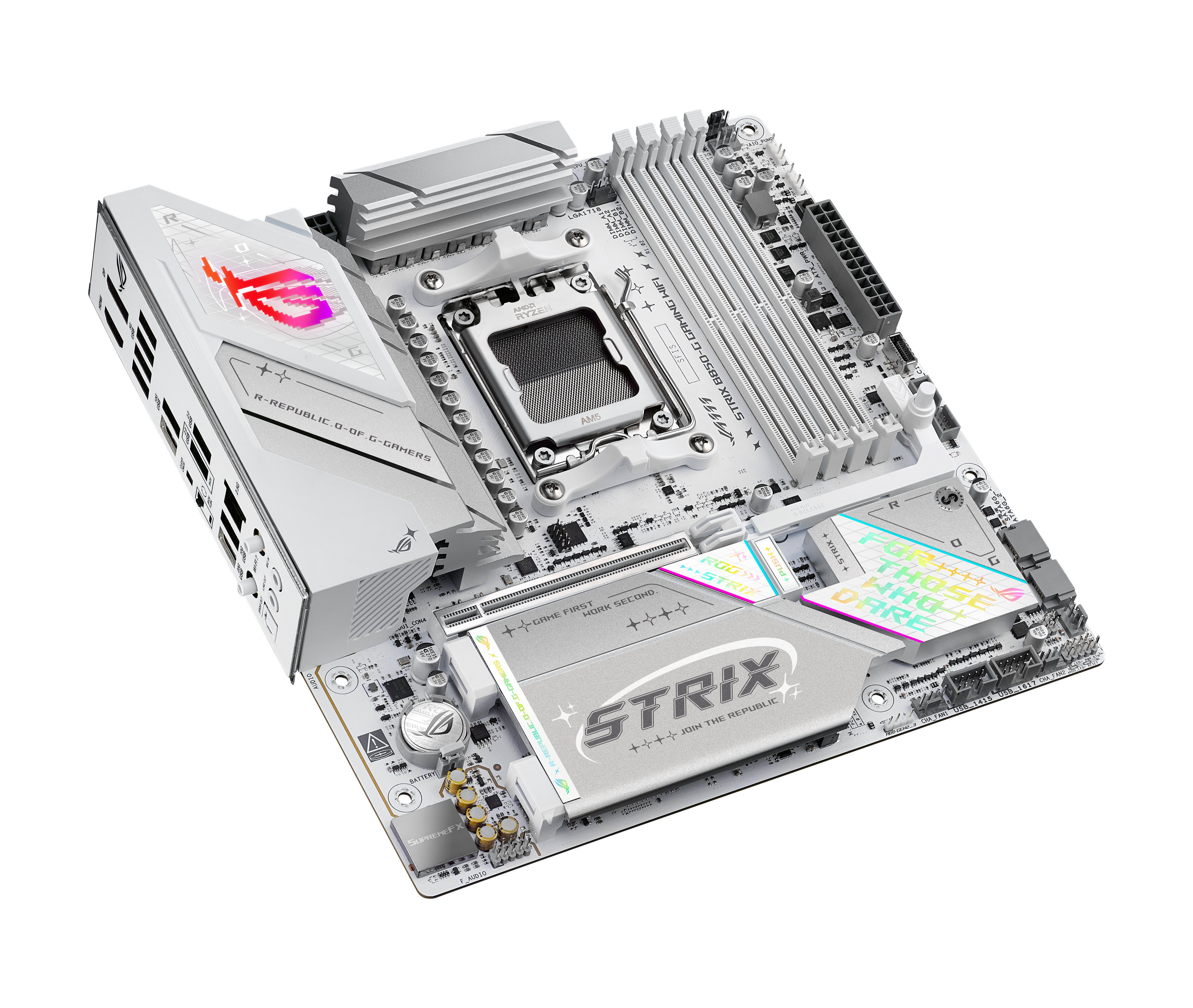 Une carte mère blanche avec des accents argentés, divers ports et le logo ROG STRIX.