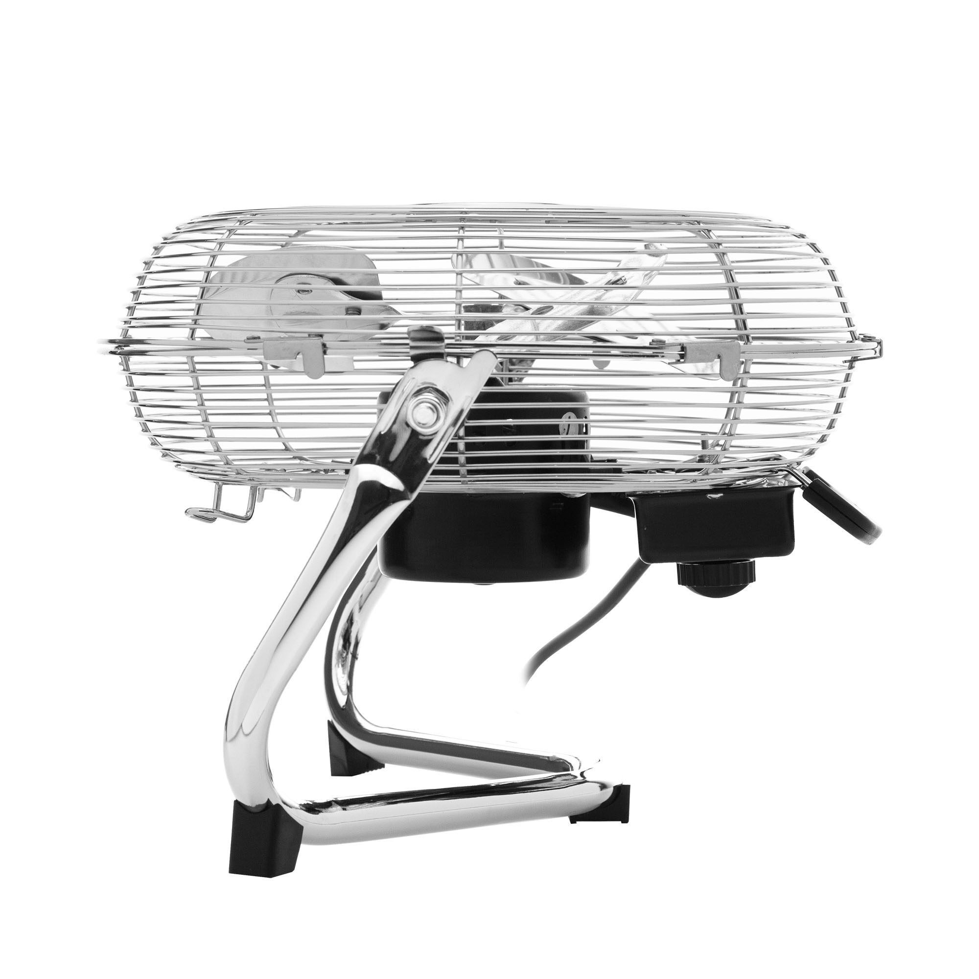 Un ventilador cromado con una jaula de alambre, carcasa del motor negra y soporte curvo.