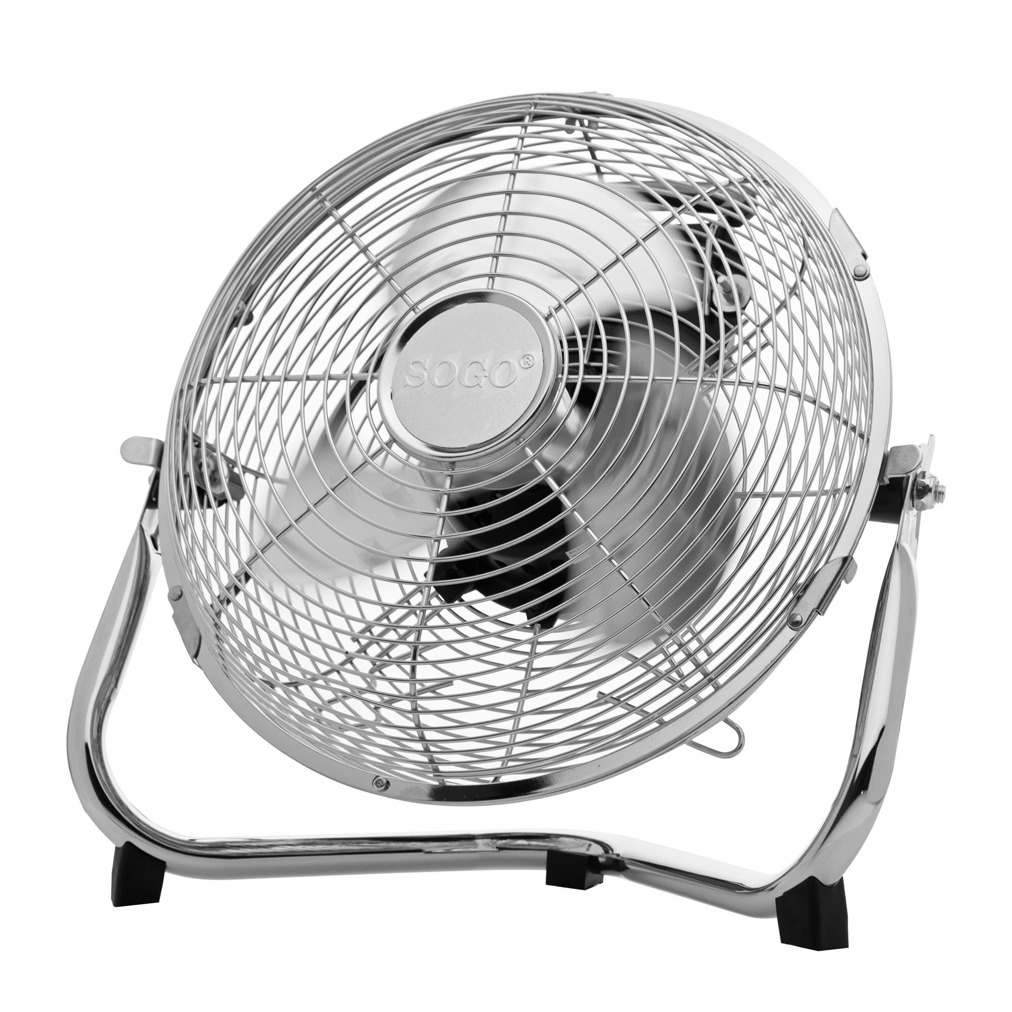 Un ventilatore Sogo oscillante argentato su sfondo bianco. Il ventilatore è rotondo, con una griglia protettiva. La base è curva.