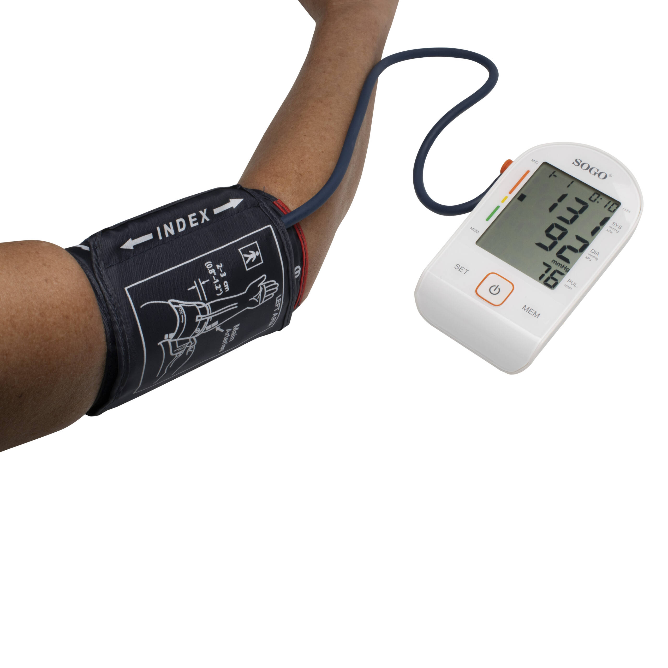 Un brazo con un manguito de presión arterial está conectado a un monitor digital que muestra lecturas de presión arterial. El monitor es blanco.