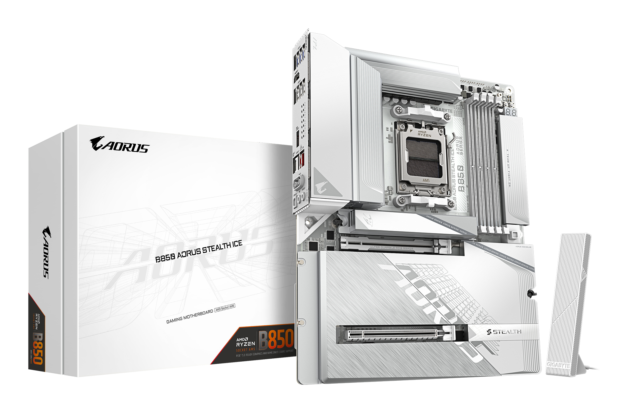 Une carte mère AORUS B850 Stealth ICE blanche avec sa boîte est affichée. La boîte et la carte mère sont blanches et grises.
