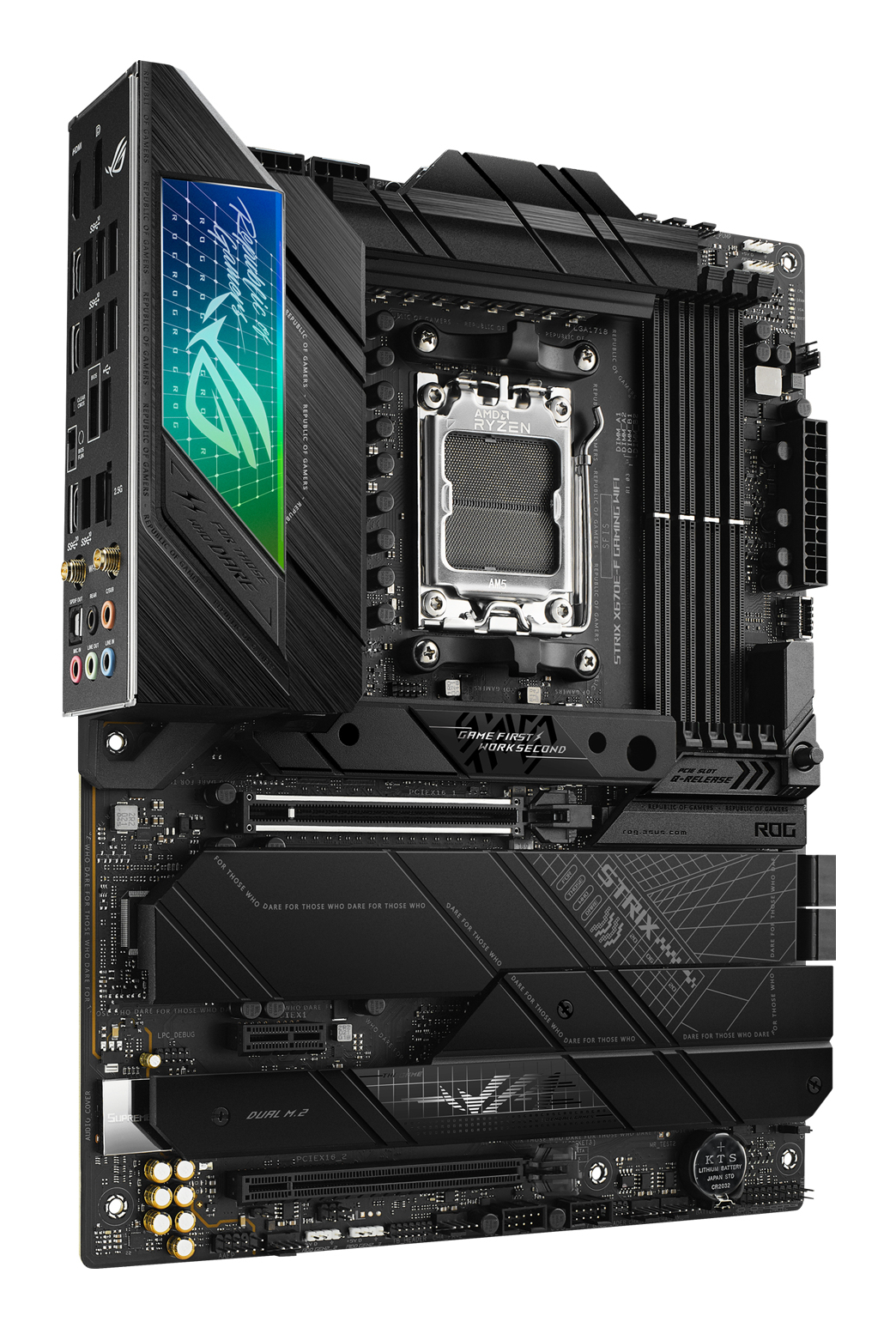 Une carte mère d'ordinateur noire avec des composants étiquetés. Elle a un socket AMD Ryzen et la marque Republic of Gamers.