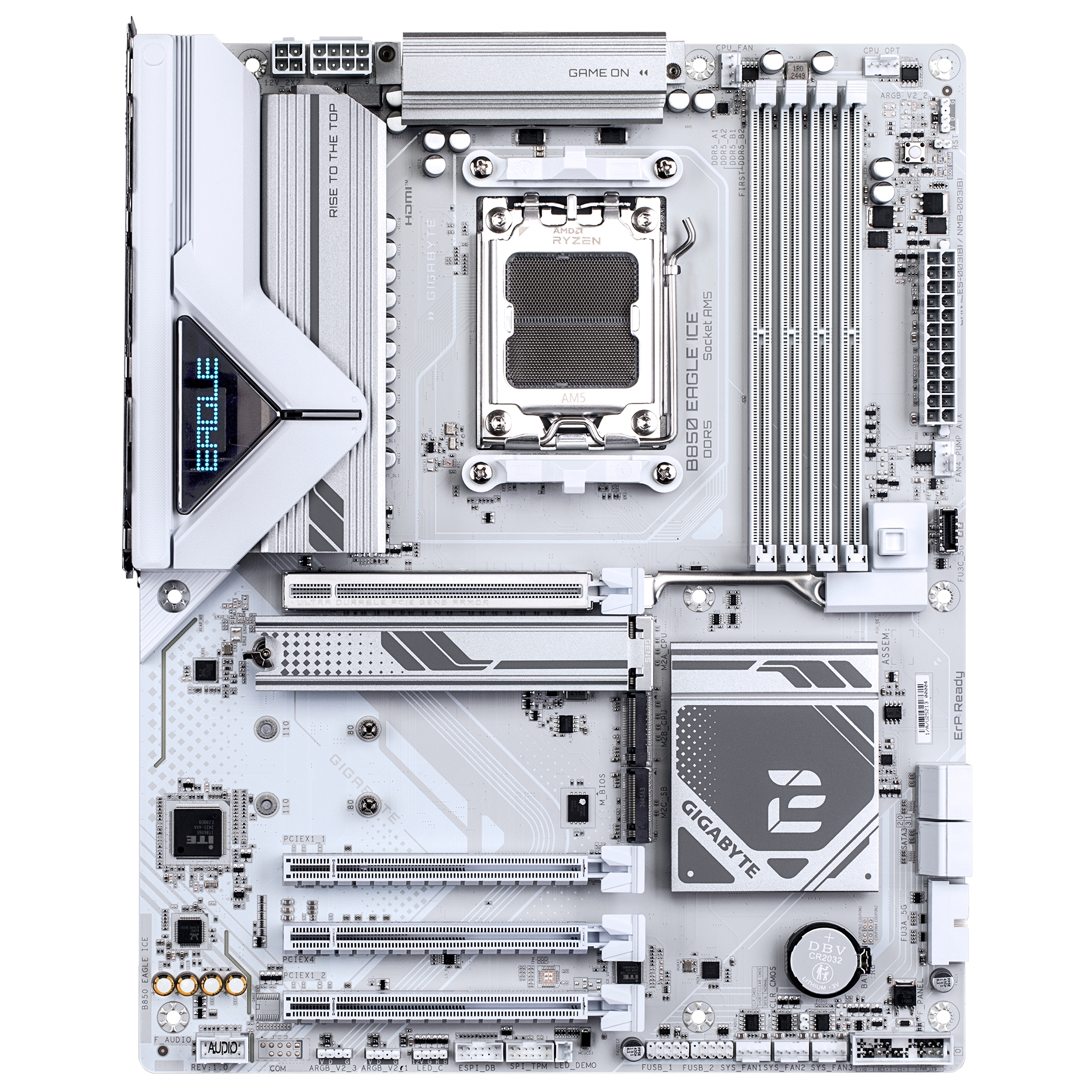 Carte mère blanche avec des accents argentés. Comprend un socket CPU, des emplacements RAM et des emplacements d'extension. Le logo Gigabyte est en évidence.