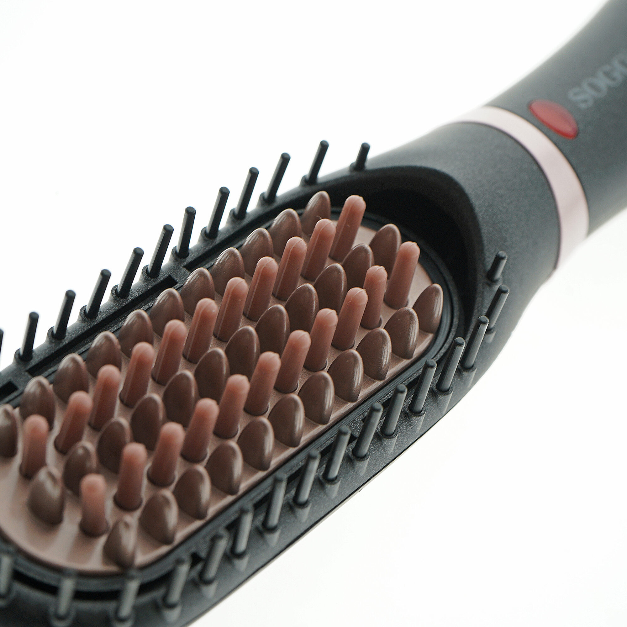 Primer plano de un cepillo alisador de pelo negro y marrón. El cepillo tiene cerdas marrones y negras y un botón rojo.