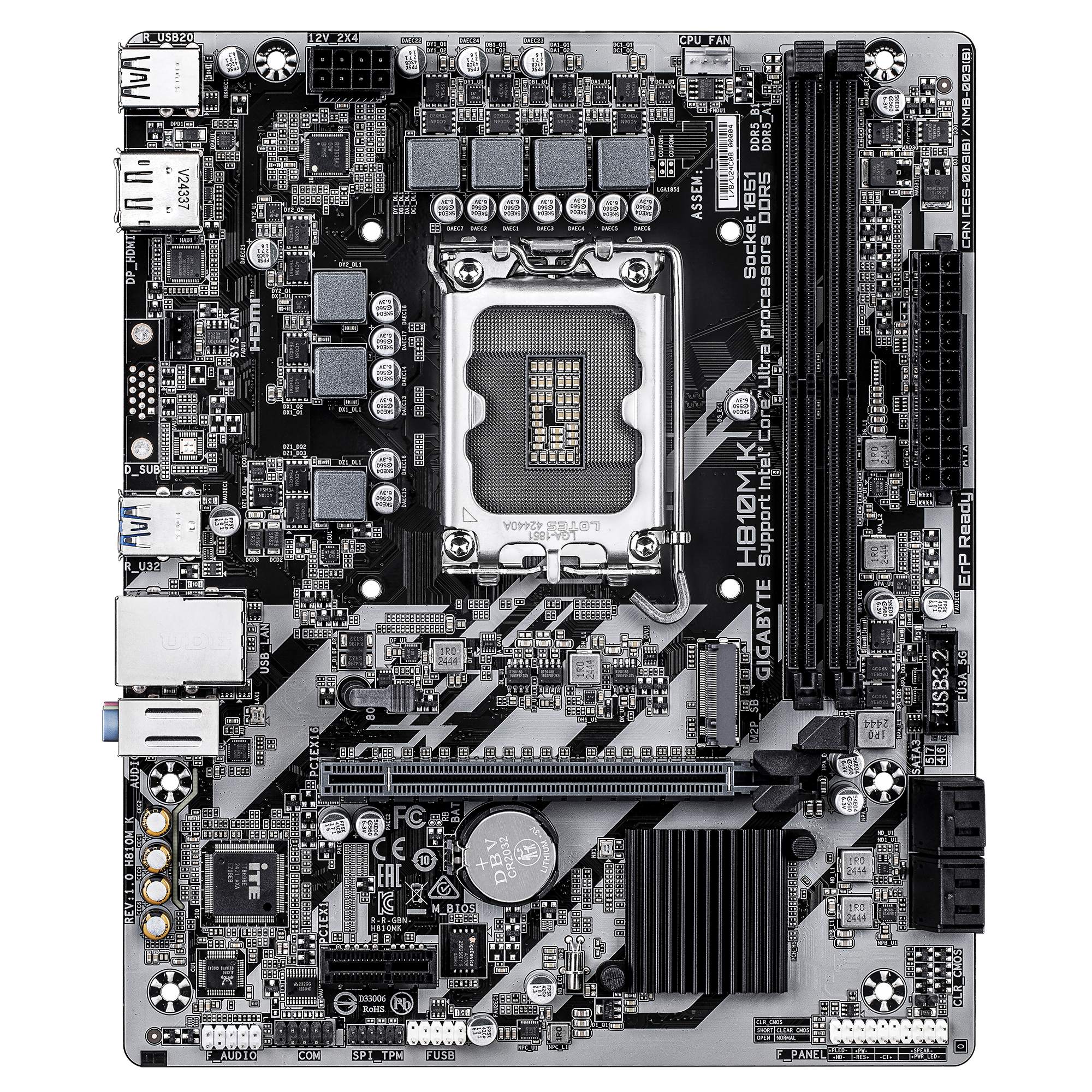 Een zwart-grijze computer moederbord met verschillende componenten zoals poorten, sleuven, chips en een CPU-socket.