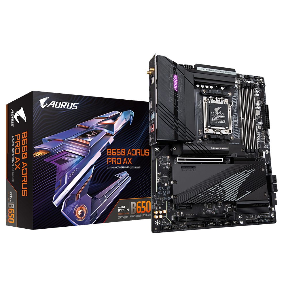 Una scheda madre AORUS B650 PRO AX nera e argento e la sua scatola su sfondo bianco. La scatola è a sinistra.