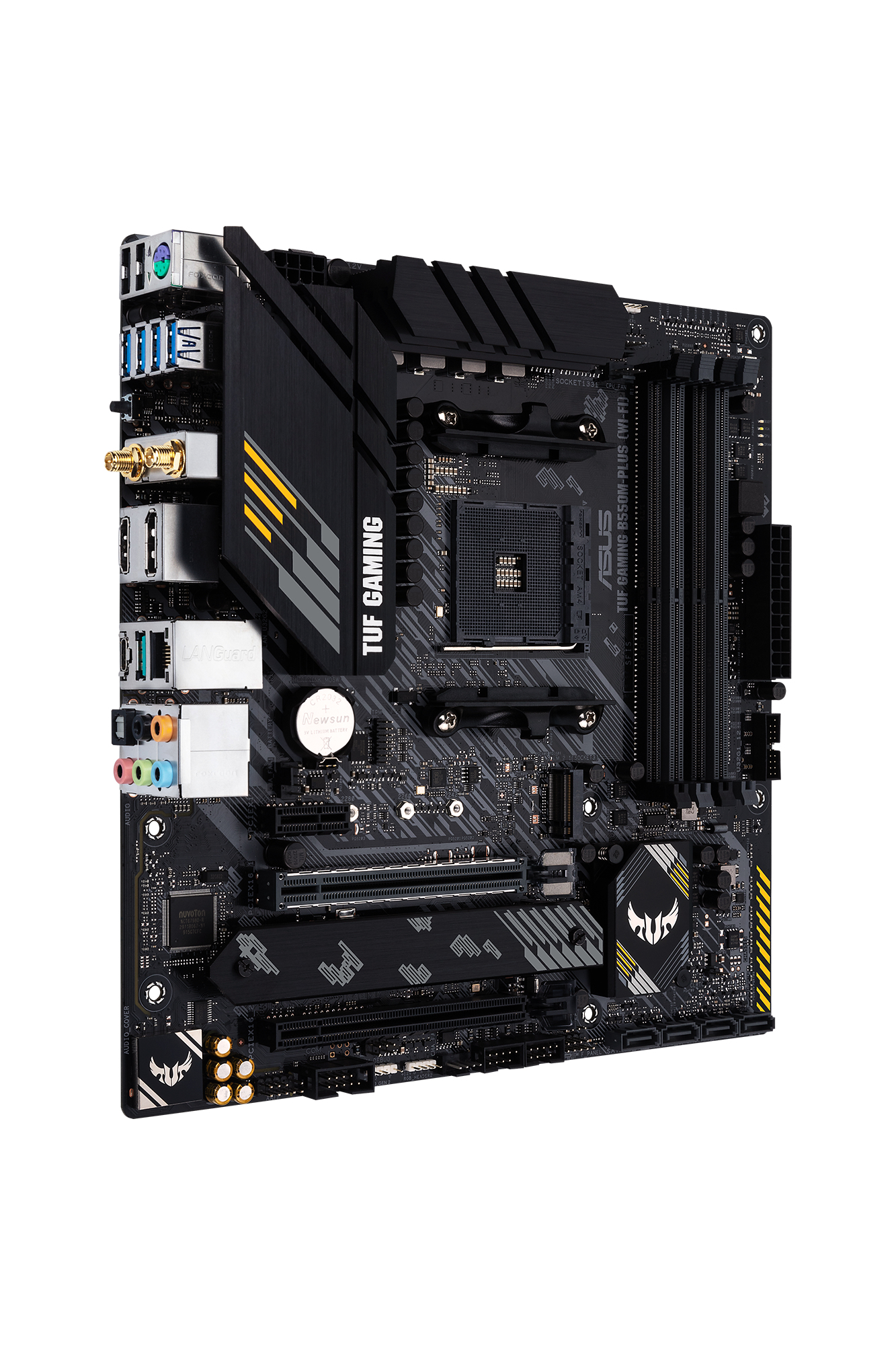 Una scheda madre ASUS TUF GAMING B550M-PLUS (WI-FI) nera con accenti argento, gialli e bianchi, isolata su bianco.